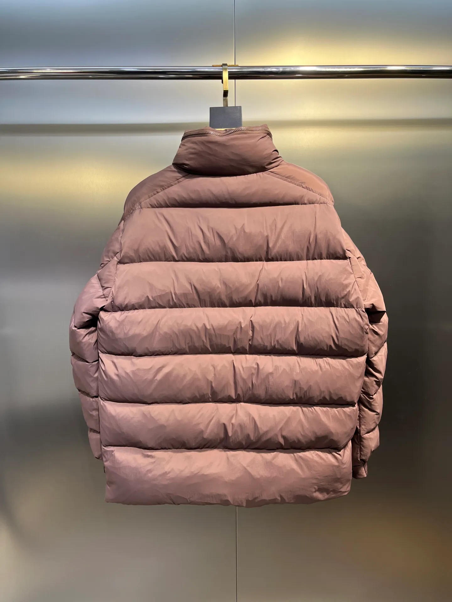 P840 Moncler Solayan men's tri-color trim short down jacket. Filled with premium goose down. The finest, lightest and neatest fabric. Solayan men's short down jacket is decorated with the season's signature stripe details, blending sporty spirit with timeless style. The Solayan down jacket is made of micro chic fabric and has a tough square shape design, highlighting Moncler's sporty spirit. This cropped down jacket features tricolor stripes on the sleeves, a seasonal take on the brand's signature. Comes with a practical pull-out hood. Details •Made from micro chic nylon fabric •Micro chic nylon lining •Down filled •Pull-out hood •Zip closure •Zip pockets •Adjustable cuffs •Elastic drawstring hem •Tri-color trim on sleeves Size: 1-5 Color: White Dark Brown Black