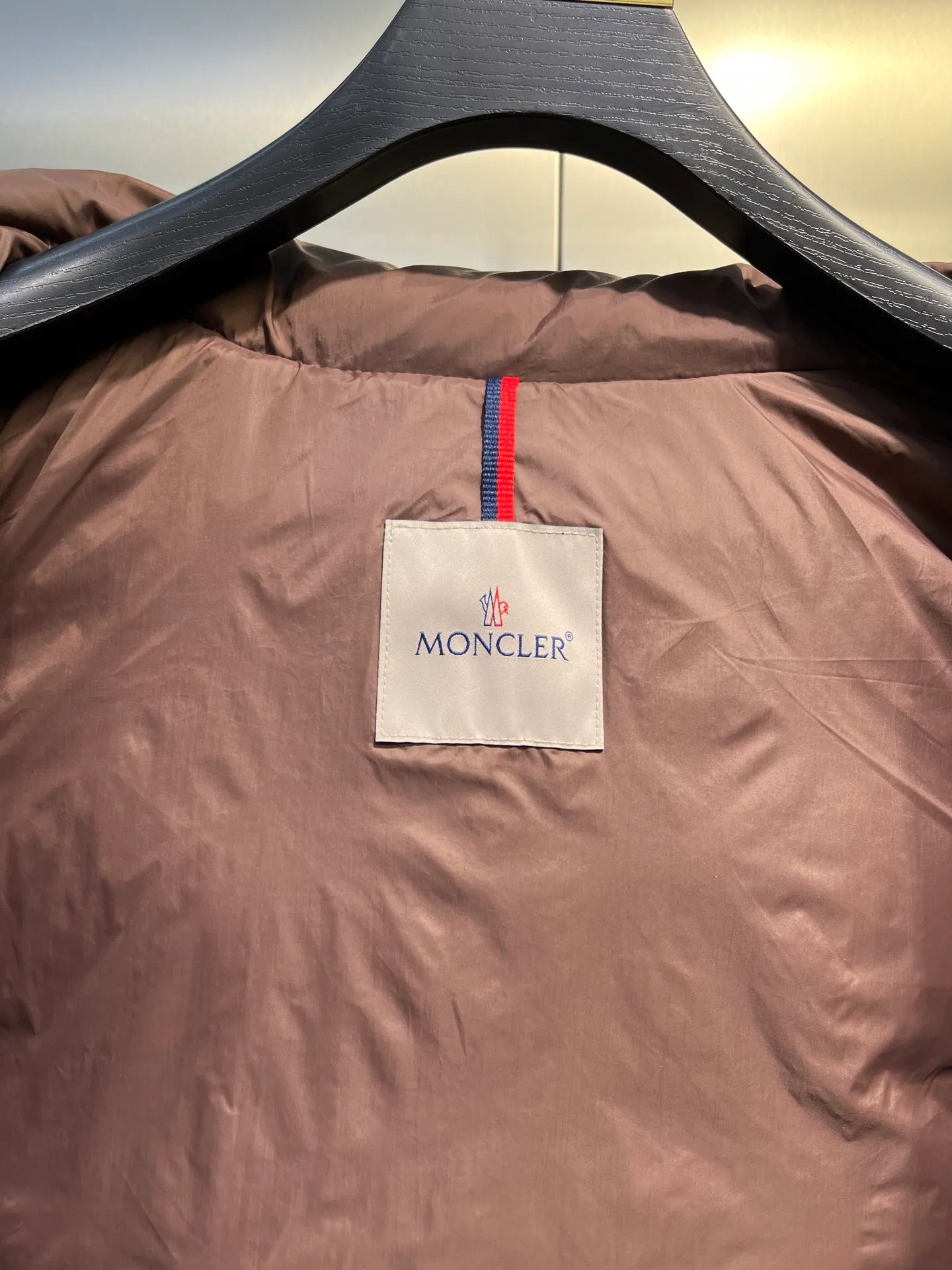 P840 Moncler Solayan men's tri-color trim short down jacket. Filled with premium goose down. The finest, lightest and neatest fabric. Solayan men's short down jacket is decorated with the season's signature stripe details, blending sporty spirit with timeless style. The Solayan down jacket is made of micro chic fabric and has a tough square shape design, highlighting Moncler's sporty spirit. This cropped down jacket features tricolor stripes on the sleeves, a seasonal take on the brand's signature. Comes with a practical pull-out hood. Details •Made from micro chic nylon fabric •Micro chic nylon lining •Down filled •Pull-out hood •Zip closure •Zip pockets •Adjustable cuffs •Elastic drawstring hem •Tri-color trim on sleeves Size: 1-5 Color: White Dark Brown Black