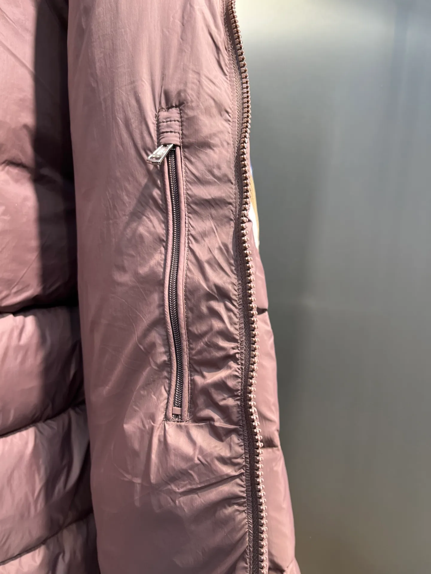 P840 Moncler Solayan men's tri-color trim short down jacket. Filled with premium goose down. The finest, lightest and neatest fabric. Solayan men's short down jacket is decorated with the season's signature stripe details, blending sporty spirit with timeless style. The Solayan down jacket is made of micro chic fabric and has a tough square shape design, highlighting Moncler's sporty spirit. This cropped down jacket features tricolor stripes on the sleeves, a seasonal take on the brand's signature. Comes with a practical pull-out hood. Details •Made from micro chic nylon fabric •Micro chic nylon lining •Down filled •Pull-out hood •Zip closure •Zip pockets •Adjustable cuffs •Elastic drawstring hem •Tri-color trim on sleeves Size: 1-5 Color: White Dark Brown Black
