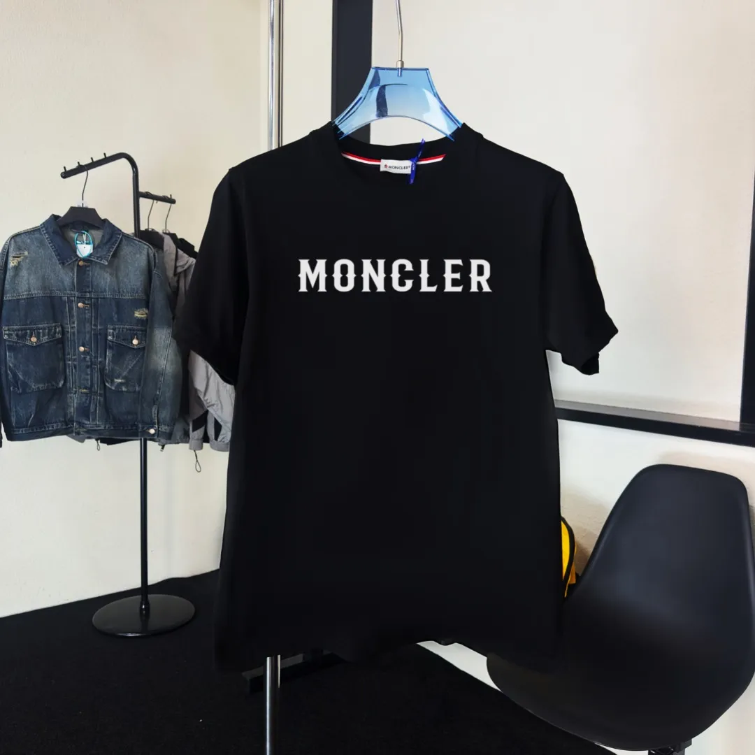P140 Upgraded version "Mobile phone smart sensor ~ NFC chip armband ~ Direct access to the official website for anti-counterfeiting" "Moncler ~ Mouth Mouth" 2025 new high-quality round neck short-sleeved T-shirt. The cuffs have imported embroidered labels. Customized dyeing, very comfortable to touch. Super versatile and good-looking short-sleeved. Complete with three labels. Non-market ordinary version. Feel free to compare. Quality is absolutely guaranteed! ‼ First of all, this original fabric is all custom-woven with 32-count double yarn fabric, 250G, and the weight is the same‼ Fine workmanship, double waistcoat method, double waistcoat method, double waistcoat method makes the whole dress more three-dimensional, which is not a craft that ordinary T-shirts can achieve🤪 Size: S-M-L-XL-2XL Color: black, white, apricot, same style for men and women
