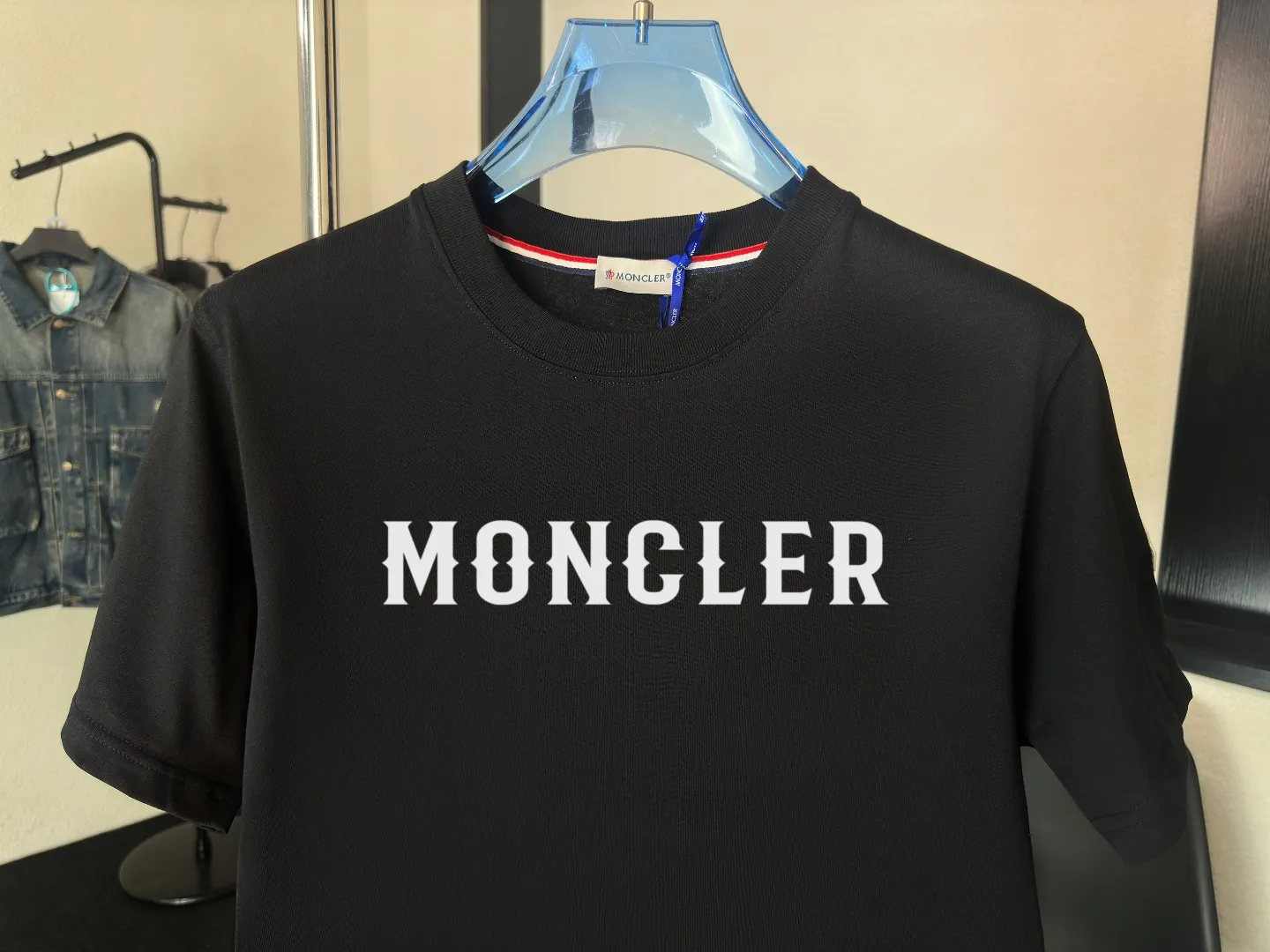 P140 Upgraded version "Mobile phone smart sensor ~ NFC chip armband ~ Direct access to the official website for anti-counterfeiting" "Moncler ~ Mouth Mouth" 2025 new high-quality round neck short-sleeved T-shirt. The cuffs have imported embroidered labels. Customized dyeing, very comfortable to touch. Super versatile and good-looking short-sleeved. Complete with three labels. Non-market ordinary version. Feel free to compare. Quality is absolutely guaranteed! ‼ First of all, this original fabric is all custom-woven with 32-count double yarn fabric, 250G, and the weight is the same‼ Fine workmanship, double waistcoat method, double waistcoat method, double waistcoat method makes the whole dress more three-dimensional, which is not a craft that ordinary T-shirts can achieve🤪 Size: S-M-L-XL-2XL Color: black, white, apricot, same style for men and women