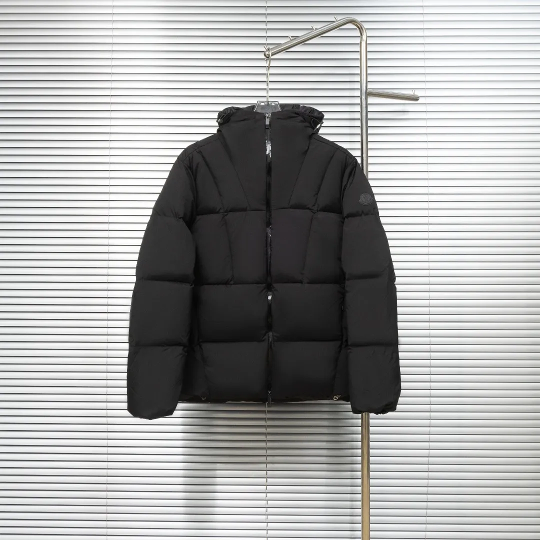 P920 top version (different currency) Style: Moncler Fusain series masked logo solid color simple and versatile short hooded long-sleeved down jacket, same style for men and women (all made of national standard 90 goose down, sizes are all authentic digital sizes) Color: picture color Size: 1-2-3-4-5 Fabric: 90 goose down Accessories: full set of customized accessories No gender distinction, same style for men and women