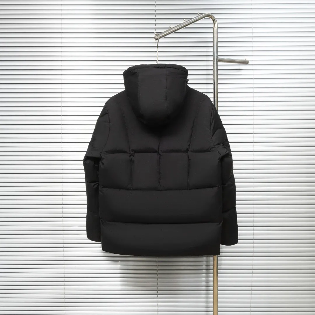 P920 top version (different currency) Style: Moncler Fusain series masked logo solid color simple and versatile short hooded long-sleeved down jacket, same style for men and women (all made of national standard 90 goose down, sizes are all authentic digital sizes) Color: picture color Size: 1-2-3-4-5 Fabric: 90 goose down Accessories: full set of customized accessories No gender distinction, same style for men and women