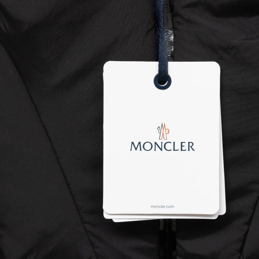 P920 top version (different currency) Style: Moncler Fusain series masked logo solid color simple and versatile short hooded long-sleeved down jacket, same style for men and women (all made of national standard 90 goose down, sizes are all authentic digital sizes) Color: picture color Size: 1-2-3-4-5 Fabric: 90 goose down Accessories: full set of customized accessories No gender distinction, same style for men and women