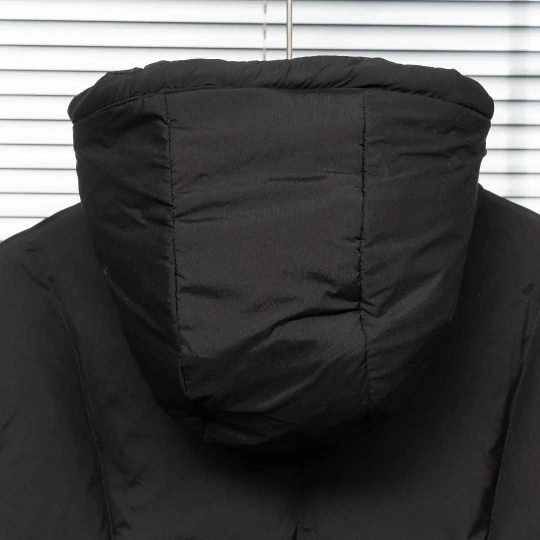 P920 top version (different currency) Style: Moncler Fusain series masked logo solid color simple and versatile short hooded long-sleeved down jacket, same style for men and women (all made of national standard 90 goose down, sizes are all authentic digital sizes) Color: picture color Size: 1-2-3-4-5 Fabric: 90 goose down Accessories: full set of customized accessories No gender distinction, same style for men and women