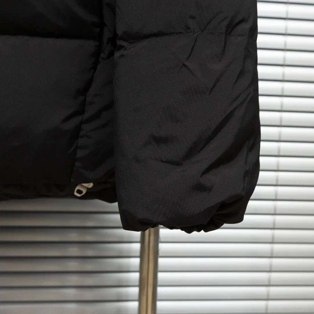 P920 top version (different currency) Style: Moncler Fusain series masked logo solid color simple and versatile short hooded long-sleeved down jacket, same style for men and women (all made of national standard 90 goose down, sizes are all authentic digital sizes) Color: picture color Size: 1-2-3-4-5 Fabric: 90 goose down Accessories: full set of customized accessories No gender distinction, same style for men and women