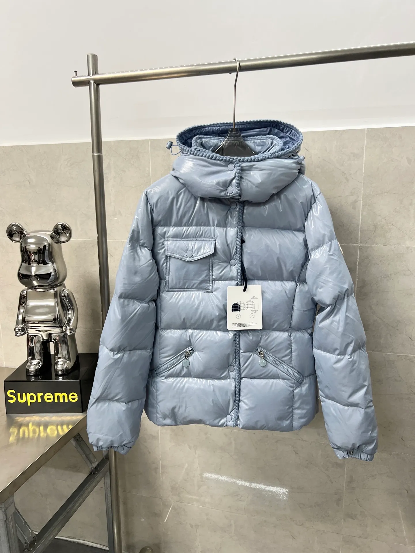 P920 Moncler Mouth GLAREINS Small Waist Hooded Floral Trimmed Small Waist Small Pocket Down Jacket The upgraded version of the small waist UP!! It is still a super slim waist style, with no-wash imitation wax leather fabric, and the brim collar and placket are matched with the same color twist braid design. It is full of elegance and suitable for various exquisite styles. A full set of hardware accessories, customized color matching snap buttons and sliders, 90 velvet filling. White Moonlight among the hottest items! Color: White Blue Red Size: 0123