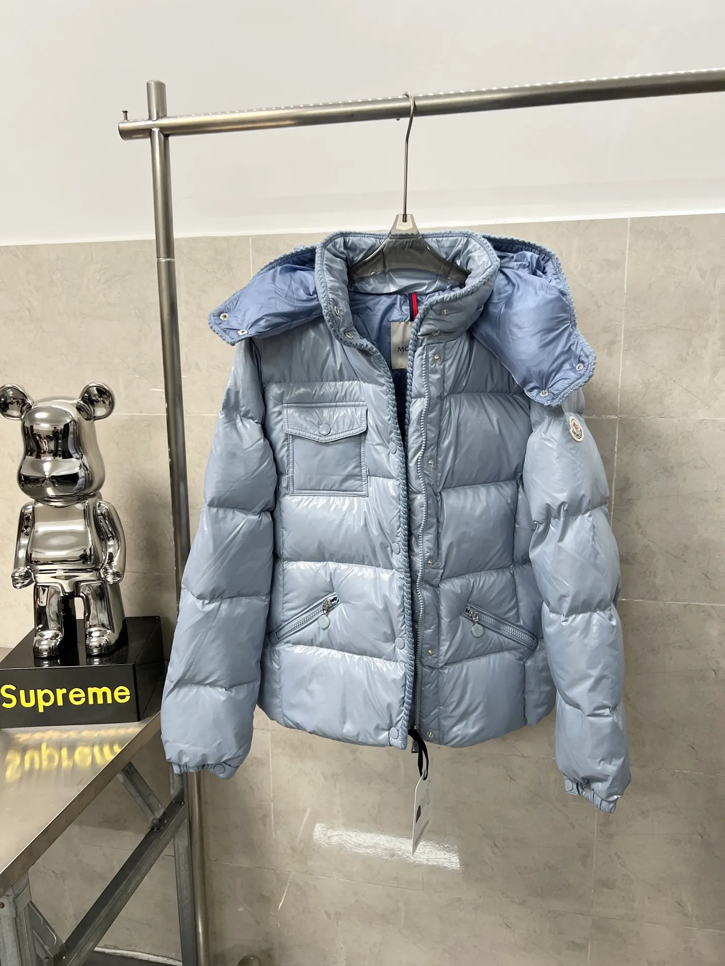 P920 Moncler Mouth GLAREINS Small Waist Hooded Floral Trimmed Small Waist Small Pocket Down Jacket The upgraded version of the small waist UP!! It is still a super slim waist style, with no-wash imitation wax leather fabric, and the brim collar and placket are matched with the same color twist braid design. It is full of elegance and suitable for various exquisite styles. A full set of hardware accessories, customized color matching snap buttons and sliders, 90 velvet filling. White Moonlight among the hottest items! Color: White Blue Red Size: 0123