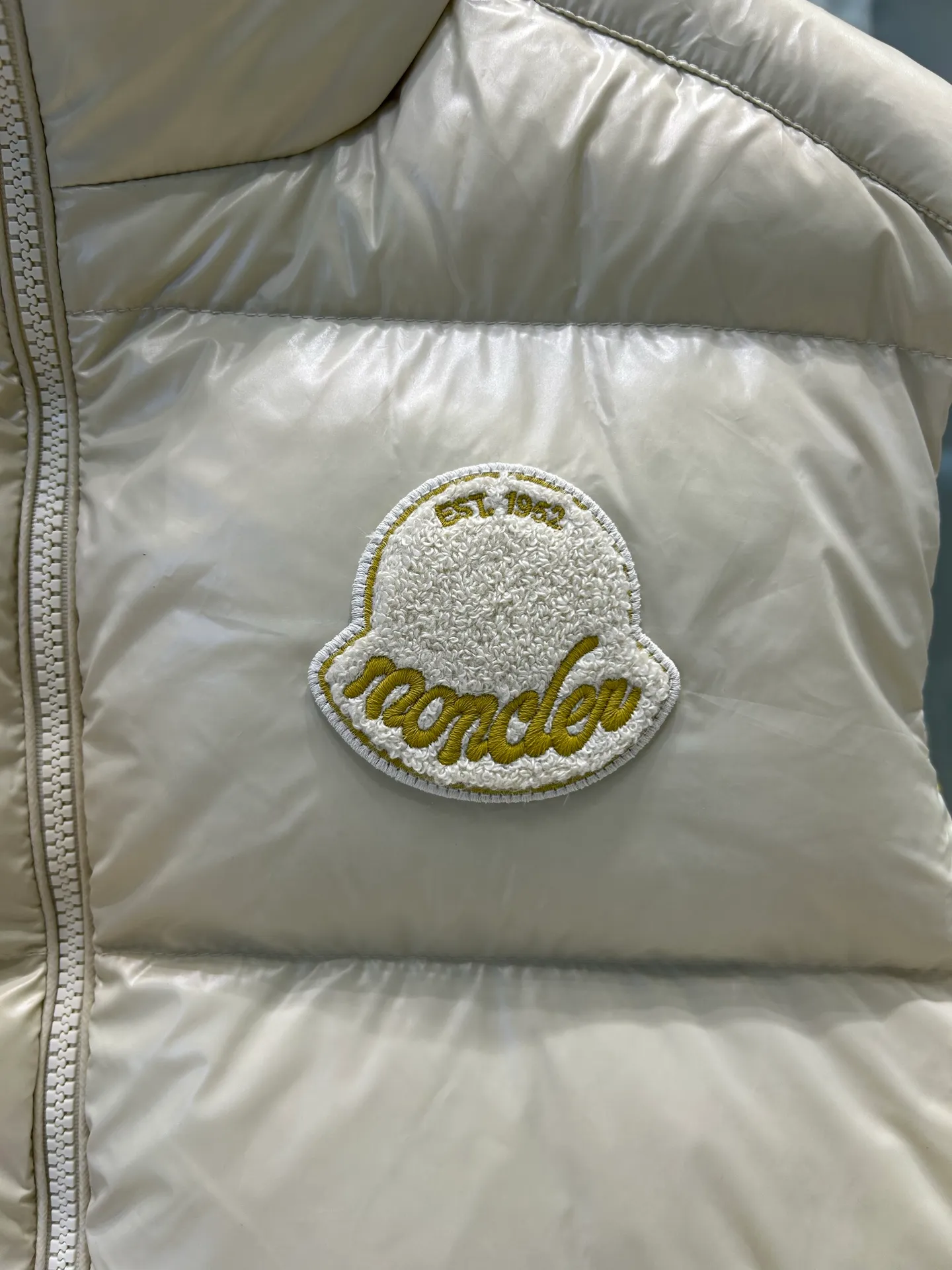 P660 25Moncler Moncler's new early autumn Lipsi men's down vest, which interprets Moncler's classic design, is a must-have item for the seasonal wardrobe. Crafted from lightweight, functional nylon laque fabric, it has a contrast lining for a vibrant feel. Style number: Big label vest Size: 12345 Color: off-white black