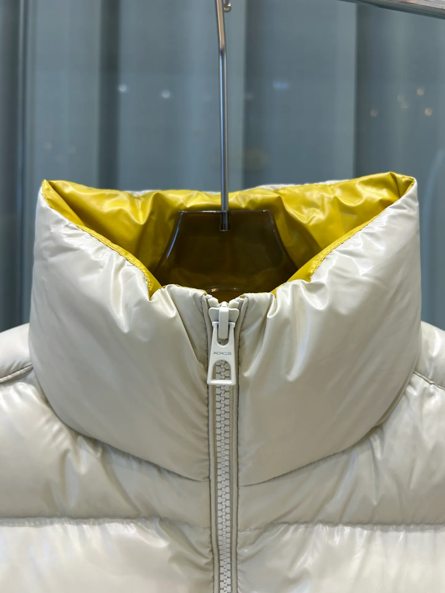 P660 25Moncler Moncler's new early autumn Lipsi men's down vest, which interprets Moncler's classic design, is a must-have item for the seasonal wardrobe. Crafted from lightweight, functional nylon laque fabric, it has a contrast lining for a vibrant feel. Style number: Big label vest Size: 12345 Color: off-white black