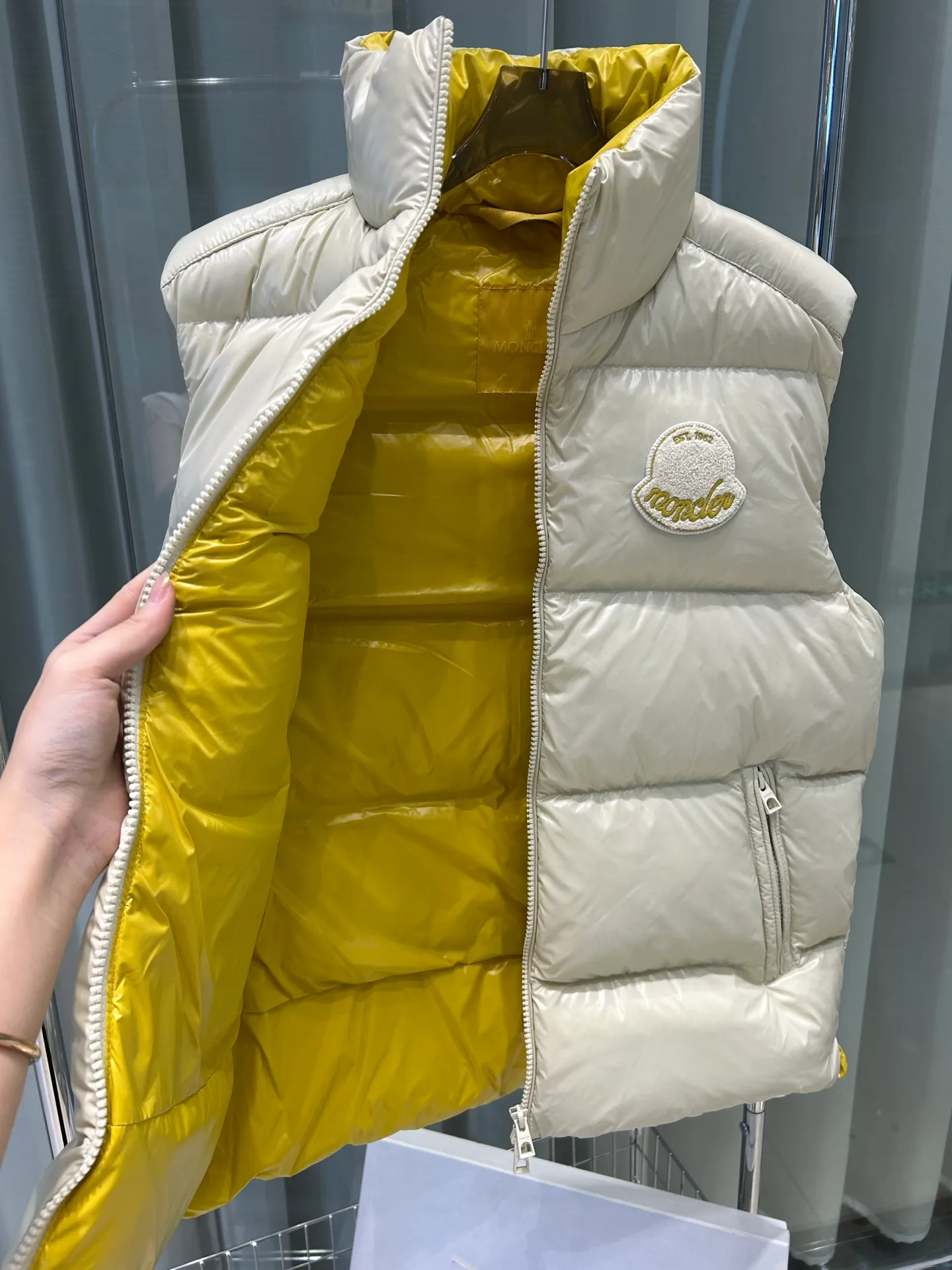 P660 25Moncler Moncler's new early autumn Lipsi men's down vest, which interprets Moncler's classic design, is a must-have item for the seasonal wardrobe. Crafted from lightweight, functional nylon laque fabric, it has a contrast lining for a vibrant feel. Style number: Big label vest Size: 12345 Color: off-white black