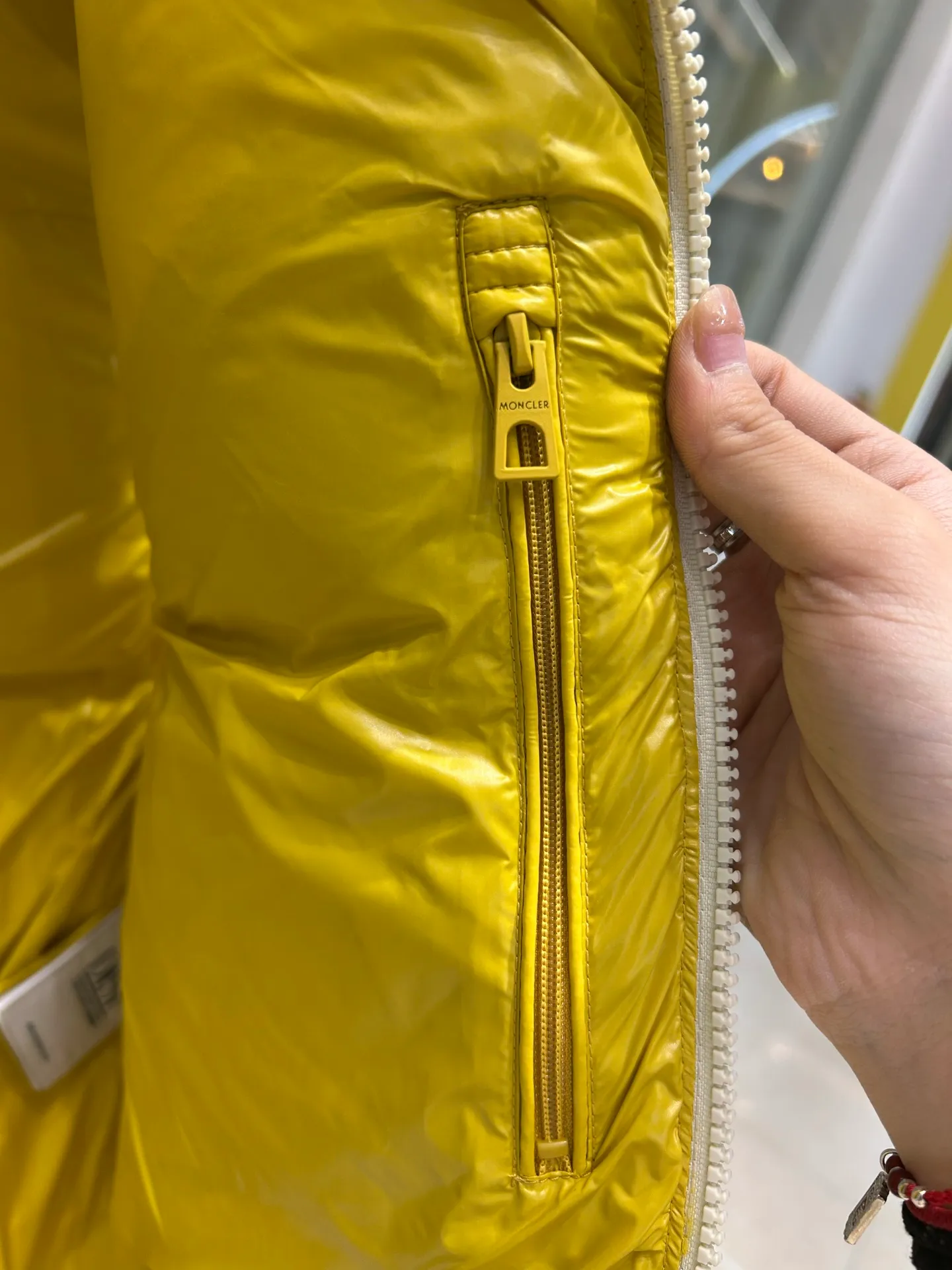 P660 25Moncler Moncler's new early autumn Lipsi men's down vest, which interprets Moncler's classic design, is a must-have item for the seasonal wardrobe. Crafted from lightweight, functional nylon laque fabric, it has a contrast lining for a vibrant feel. Style number: Big label vest Size: 12345 Color: off-white black
