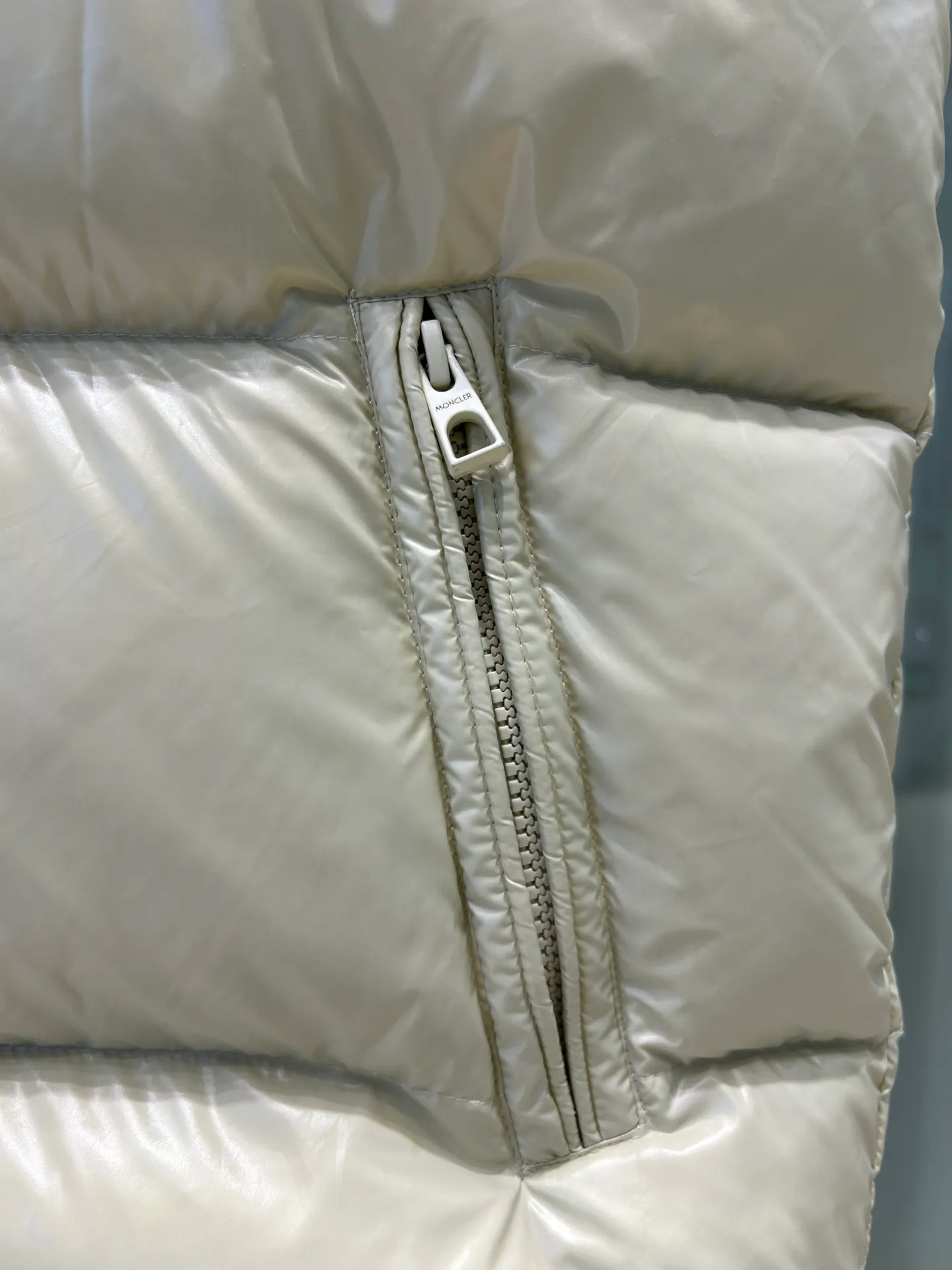 P660 25Moncler Moncler's new early autumn Lipsi men's down vest, which interprets Moncler's classic design, is a must-have item for the seasonal wardrobe. Crafted from lightweight, functional nylon laque fabric, it has a contrast lining for a vibrant feel. Style number: Big label vest Size: 12345 Color: off-white black