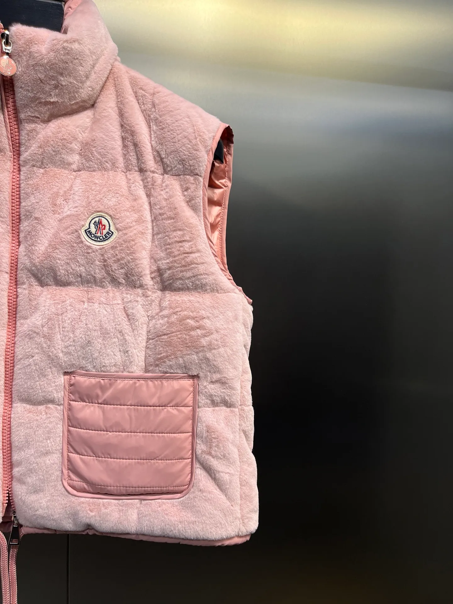 P640 𝐌𝐎𝐍𝐂𝐋𝐄𝐑🌟Mandou The latest furry down vest for autumn and winter🩷Customized imported fabrics with soft, waxy and delicate texture are awesome. The classic bakery style design is so advanced and beautiful~~The eco-friendly fur design reduces the age of girls. The casual style is casual and super fashionable. Lightweight, warm and comfortable. Size: 1234