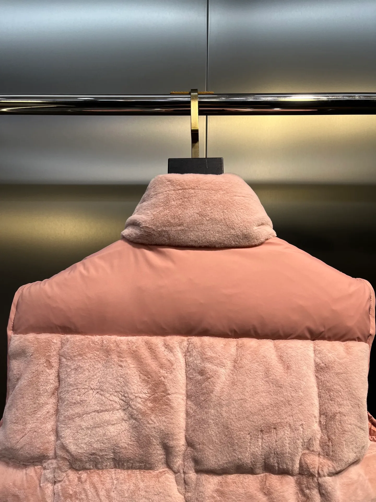 P640 𝐌𝐎𝐍𝐂𝐋𝐄𝐑🌟Mandou The latest furry down vest for autumn and winter🩷Customized imported fabrics with soft, waxy and delicate texture are awesome. The classic bakery style design is so advanced and beautiful~~The eco-friendly fur design reduces the age of girls. The casual style is casual and super fashionable. Lightweight, warm and comfortable. Size: 1234