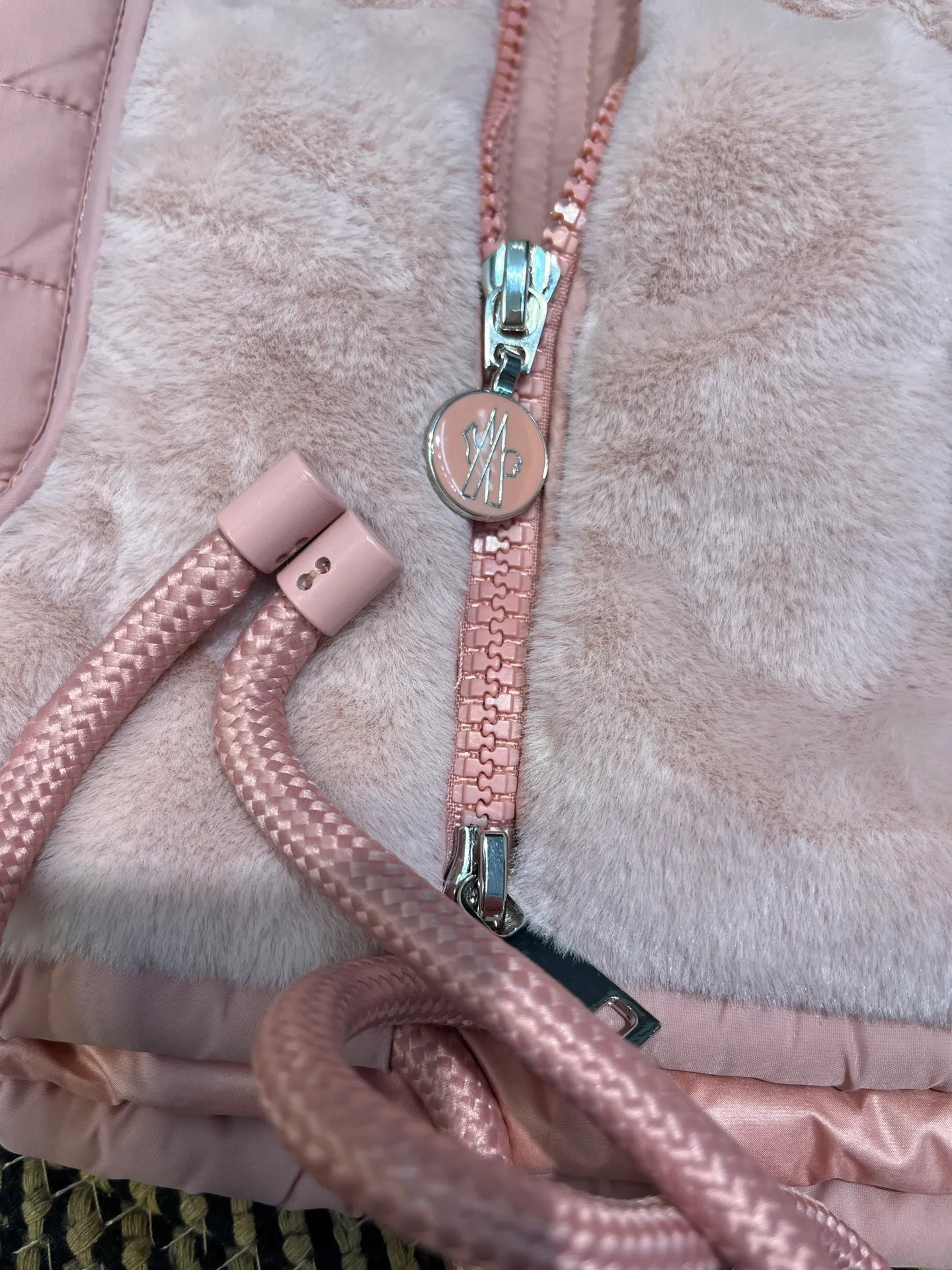 P640 𝐌𝐎𝐍𝐂𝐋𝐄𝐑🌟Mandou The latest furry down vest for autumn and winter🩷Customized imported fabrics with soft, waxy and delicate texture are awesome. The classic bakery style design is so advanced and beautiful~~The eco-friendly fur design reduces the age of girls. The casual style is casual and super fashionable. Lightweight, warm and comfortable. Size: 1234