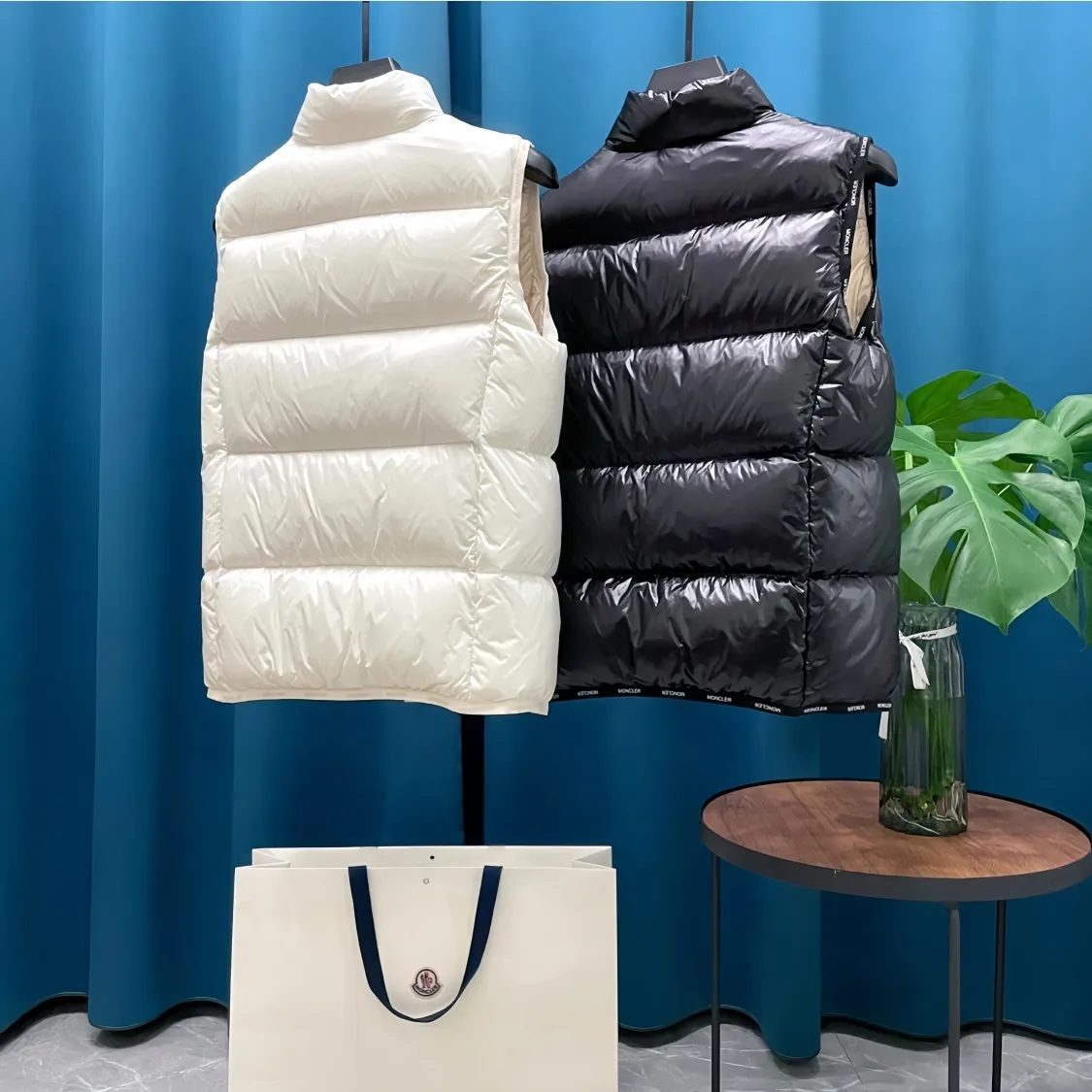 P640 Moncler➡️Mongolian Yuhuang 24ss Stand Collar Down Vest Vest is a hot seller at the counter! New winter down has been released 💥 New models are popping up in an endless stream, down vest vest 1:1 original mold opening, 90 white duck down, light and slim inside, comfortable and warm, simple and fashionable, ultra-fine tailoring. The accessories and hardware are also meticulous, just to bring you good products. Color: white black