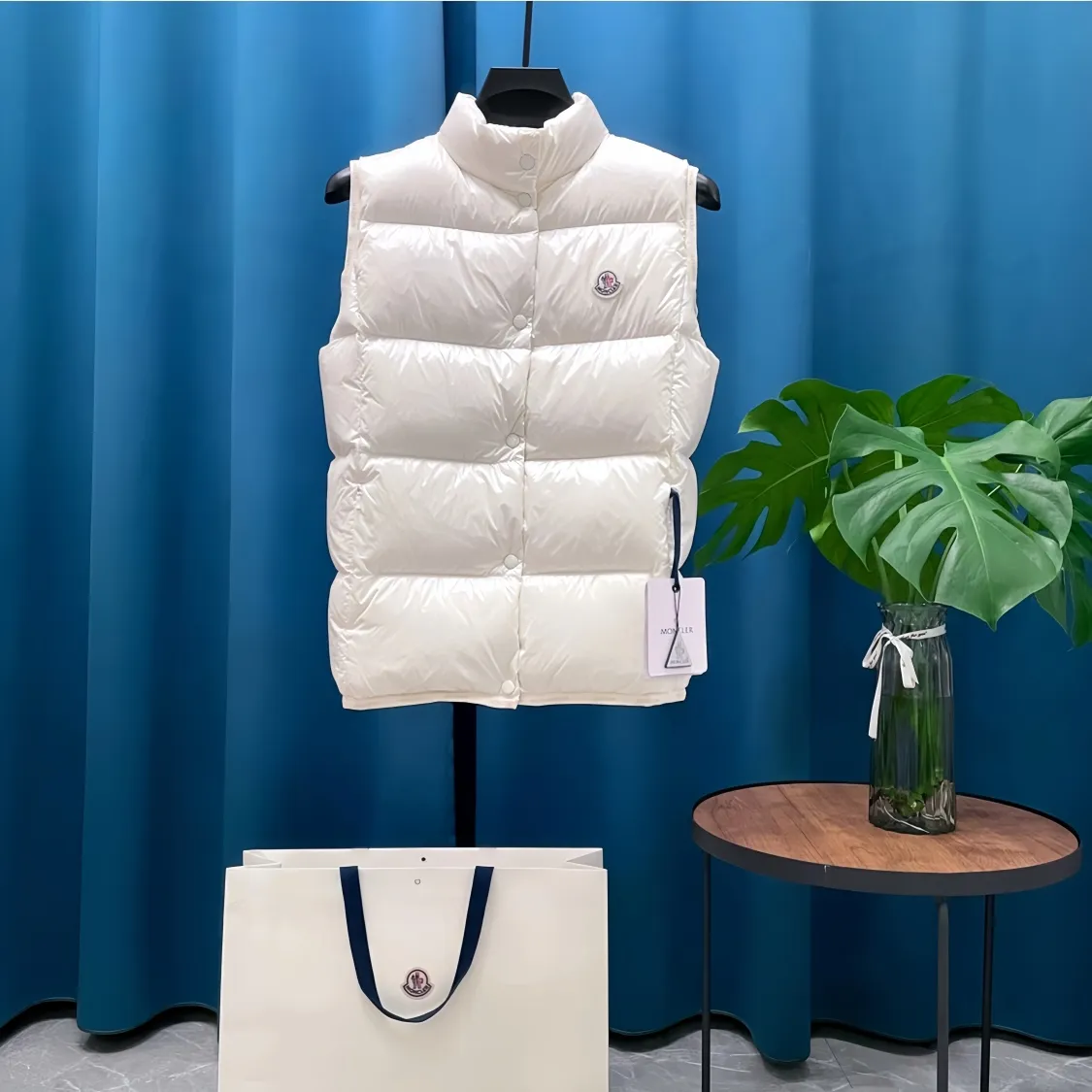 P640 Moncler➡️Mongolian Yuhuang 24ss Stand Collar Down Vest Vest is a hot seller at the counter! New winter down has been released 💥 New models are popping up in an endless stream, down vest vest 1:1 original mold opening, 90 white duck down, light and slim inside, comfortable and warm, simple and fashionable, ultra-fine tailoring. The accessories and hardware are also meticulous, just to bring you good products. Color: white black