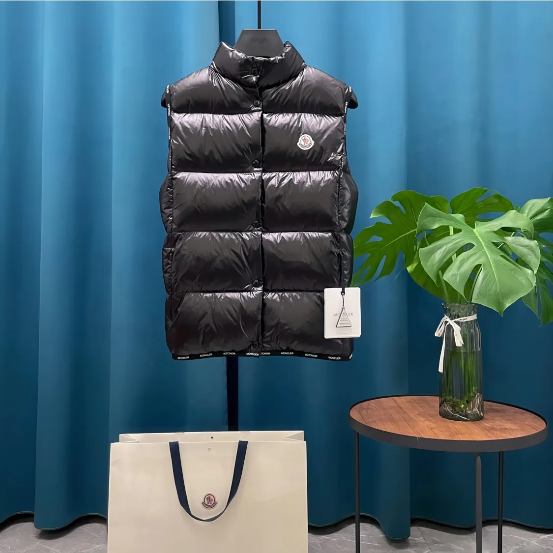 P640 Moncler➡️Mongolian Yuhuang 24ss Stand Collar Down Vest Vest is a hot seller at the counter! New winter down has been released 💥 New models are popping up in an endless stream, down vest vest 1:1 original mold opening, 90 white duck down, light and slim inside, comfortable and warm, simple and fashionable, ultra-fine tailoring. The accessories and hardware are also meticulous, just to bring you good products. Color: white black