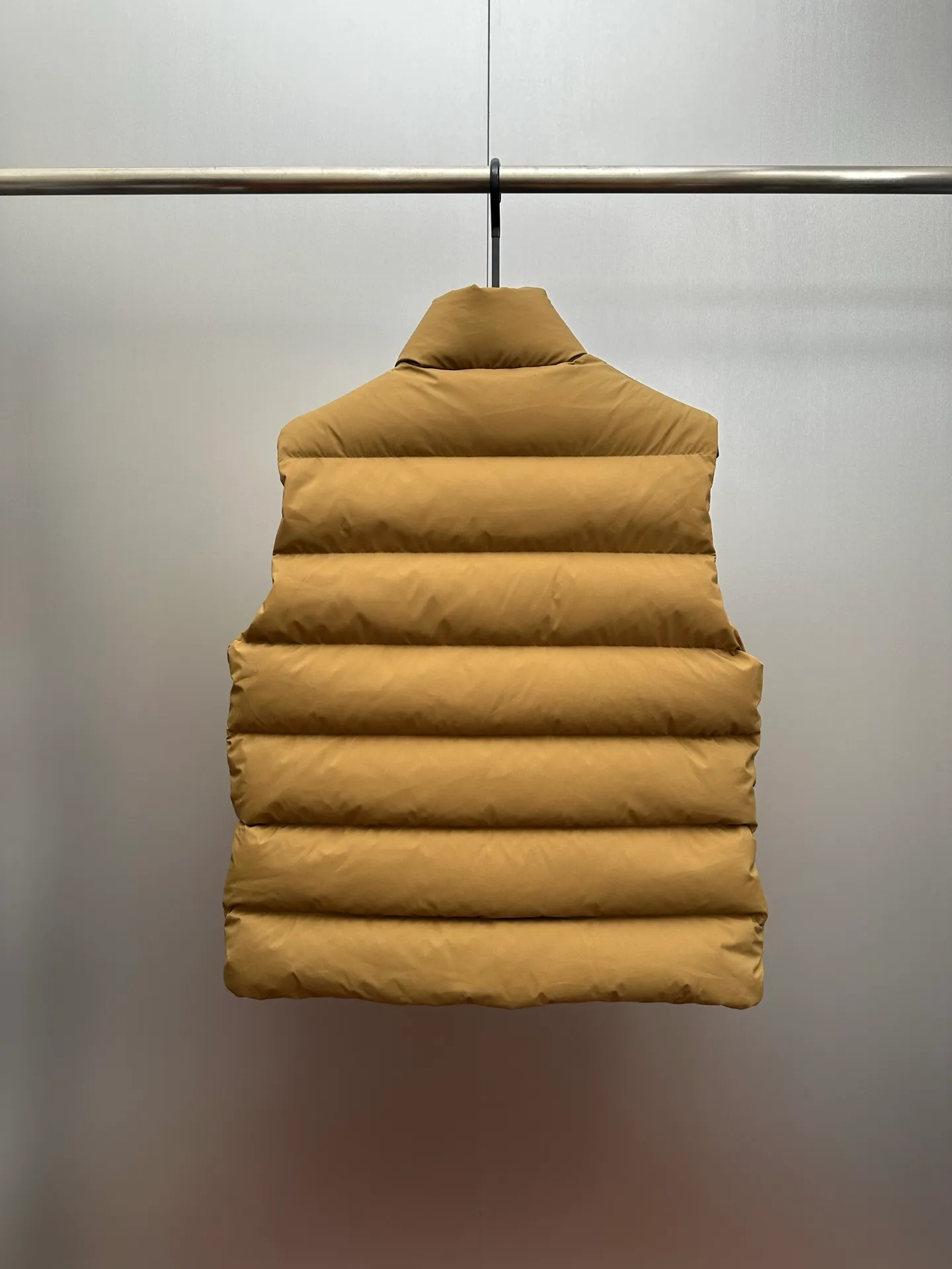 P730 Ceiling Invincible light and comfortable fabric Super comfortable fabric! Down filling with full fill power, premium down⬆️Moncler's latest 2025 lightweight fabric, Tibb men's down vest (new matte matte surface), premium and extremely lightweight. 850+ fill power. Tibb men's down vest is a classic Moncler design item, made of lightweight nylon fabric, with eye-catching color matching.  The Tibb men's down vest is a classic Moncler item, inspired by the iconic archival silhouette of the 1980s. Made of longue saison fabric, suitable for seasonal changes. This nylon fabric is lightweight and protective. Details • •Filled with 90 new national standard down that has passed Guangzhou Inspection • Collar with snap buttons • Zipper closure • Zipper pockets • Size reference • Regular fit • Close-fitting shoulders and chest, square waist • Color Black/Khaki Size: 1-5 Couple style