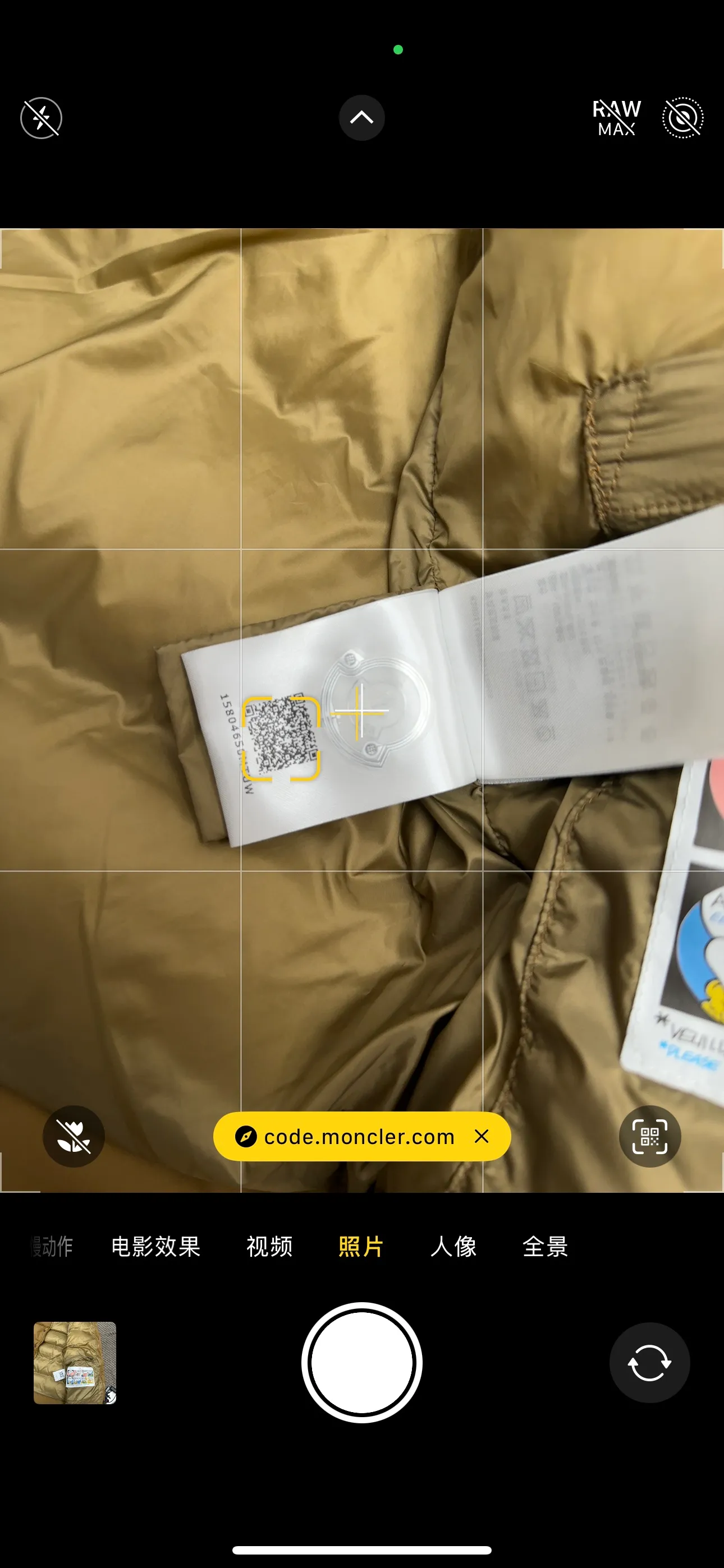 P730 Ceiling Invincible light and comfortable fabric Super comfortable fabric! Down filling with full fill power, premium down⬆️Moncler's latest 2025 lightweight fabric, Tibb men's down vest (new matte matte surface), premium and extremely lightweight. 850+ fill power. Tibb men's down vest is a classic Moncler design item, made of lightweight nylon fabric, with eye-catching color matching.  The Tibb men's down vest is a classic Moncler item, inspired by the iconic archival silhouette of the 1980s. Made of longue saison fabric, suitable for seasonal changes. This nylon fabric is lightweight and protective. Details • •Filled with 90 new national standard down that has passed Guangzhou Inspection • Collar with snap buttons • Zipper closure • Zipper pockets • Size reference • Regular fit • Close-fitting shoulders and chest, square waist • Color Black/Khaki Size: 1-5 Couple style