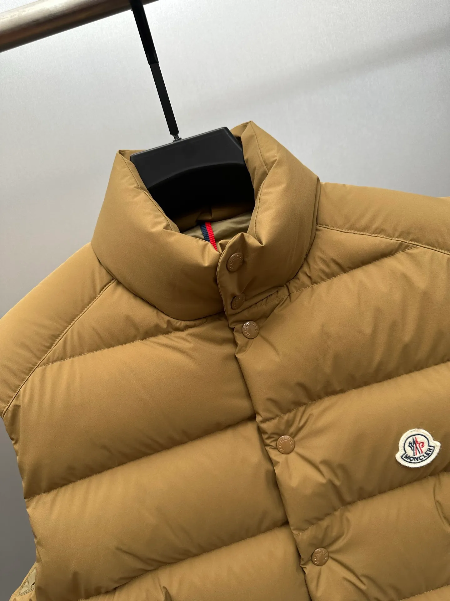 P730 Ceiling Invincible light and comfortable fabric Super comfortable fabric! Down filling with full fill power, premium down⬆️Moncler's latest 2025 lightweight fabric, Tibb men's down vest (new matte matte surface), premium and extremely lightweight. 850+ fill power. Tibb men's down vest is a classic Moncler design item, made of lightweight nylon fabric, with eye-catching color matching.  The Tibb men's down vest is a classic Moncler item, inspired by the iconic archival silhouette of the 1980s. Made of longue saison fabric, suitable for seasonal changes. This nylon fabric is lightweight and protective. Details • •Filled with 90 new national standard down that has passed Guangzhou Inspection • Collar with snap buttons • Zipper closure • Zipper pockets • Size reference • Regular fit • Close-fitting shoulders and chest, square waist • Color Black/Khaki Size: 1-5 Couple style