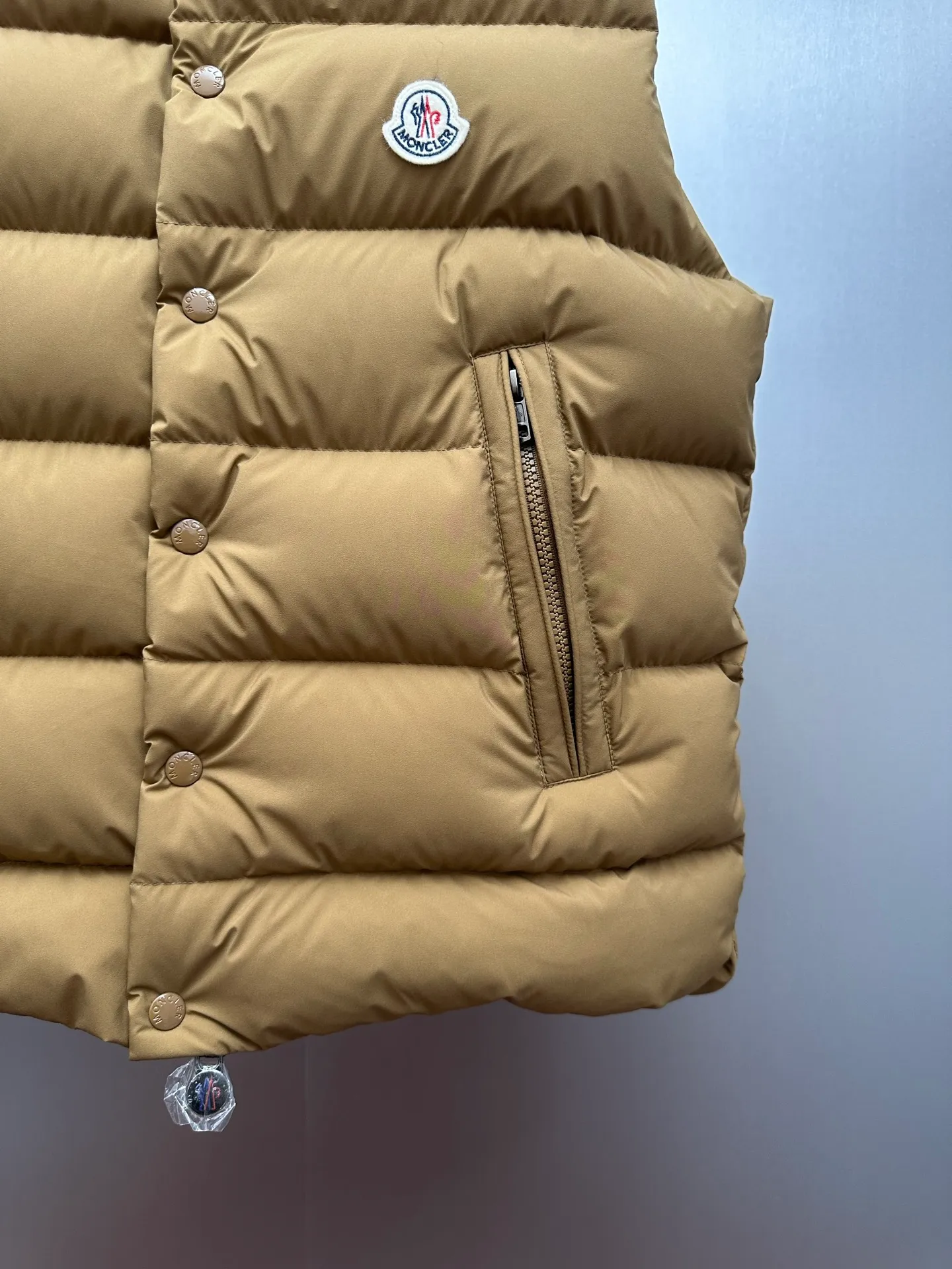 P730 Ceiling Invincible light and comfortable fabric Super comfortable fabric! Down filling with full fill power, premium down⬆️Moncler's latest 2025 lightweight fabric, Tibb men's down vest (new matte matte surface), premium and extremely lightweight. 850+ fill power. Tibb men's down vest is a classic Moncler design item, made of lightweight nylon fabric, with eye-catching color matching.  The Tibb men's down vest is a classic Moncler item, inspired by the iconic archival silhouette of the 1980s. Made of longue saison fabric, suitable for seasonal changes. This nylon fabric is lightweight and protective. Details • •Filled with 90 new national standard down that has passed Guangzhou Inspection • Collar with snap buttons • Zipper closure • Zipper pockets • Size reference • Regular fit • Close-fitting shoulders and chest, square waist • Color Black/Khaki Size: 1-5 Couple style