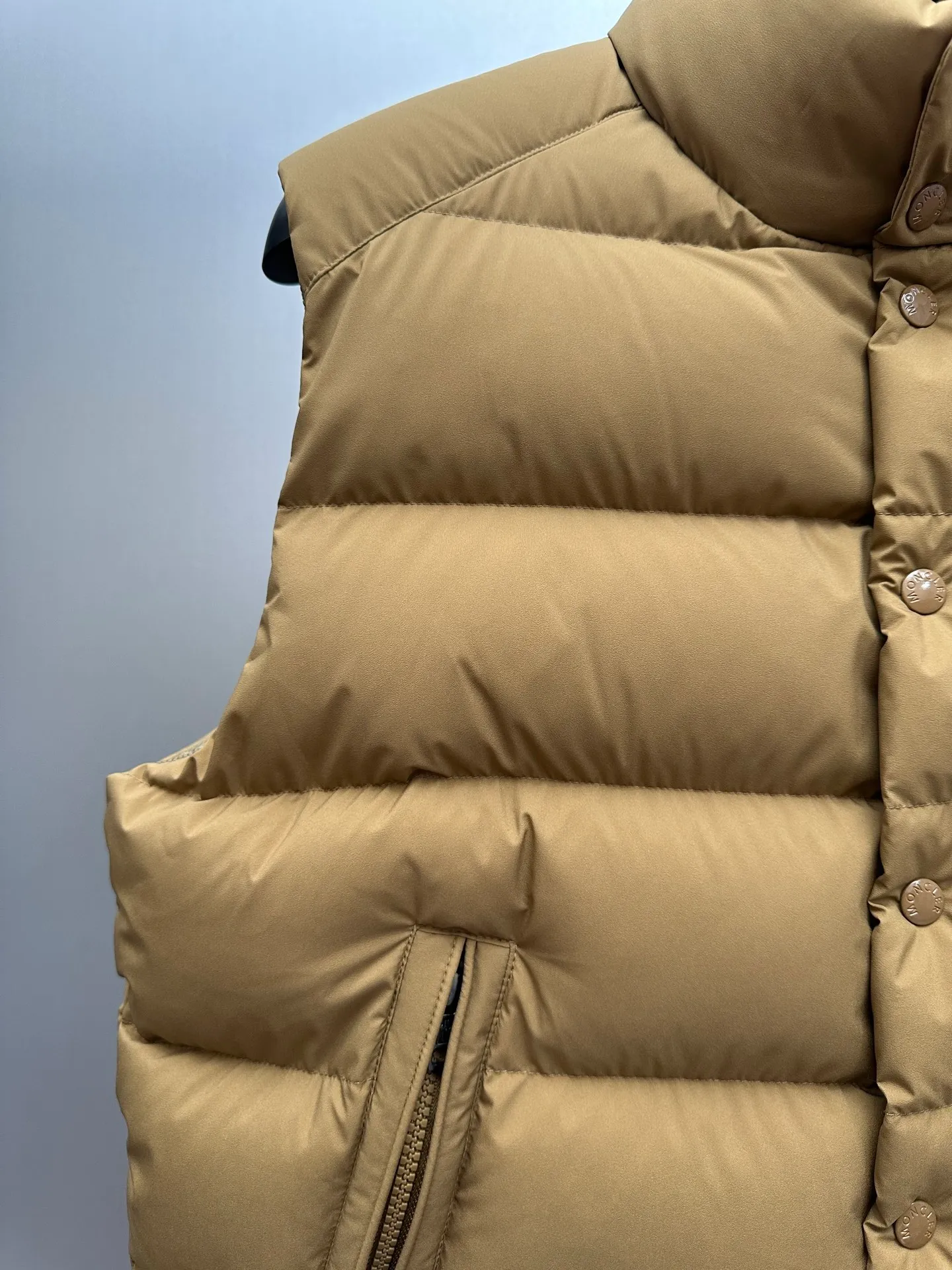 P730 Ceiling Invincible light and comfortable fabric Super comfortable fabric! Down filling with full fill power, premium down⬆️Moncler's latest 2025 lightweight fabric, Tibb men's down vest (new matte matte surface), premium and extremely lightweight. 850+ fill power. Tibb men's down vest is a classic Moncler design item, made of lightweight nylon fabric, with eye-catching color matching.  The Tibb men's down vest is a classic Moncler item, inspired by the iconic archival silhouette of the 1980s. Made of longue saison fabric, suitable for seasonal changes. This nylon fabric is lightweight and protective. Details • •Filled with 90 new national standard down that has passed Guangzhou Inspection • Collar with snap buttons • Zipper closure • Zipper pockets • Size reference • Regular fit • Close-fitting shoulders and chest, square waist • Color Black/Khaki Size: 1-5 Couple style