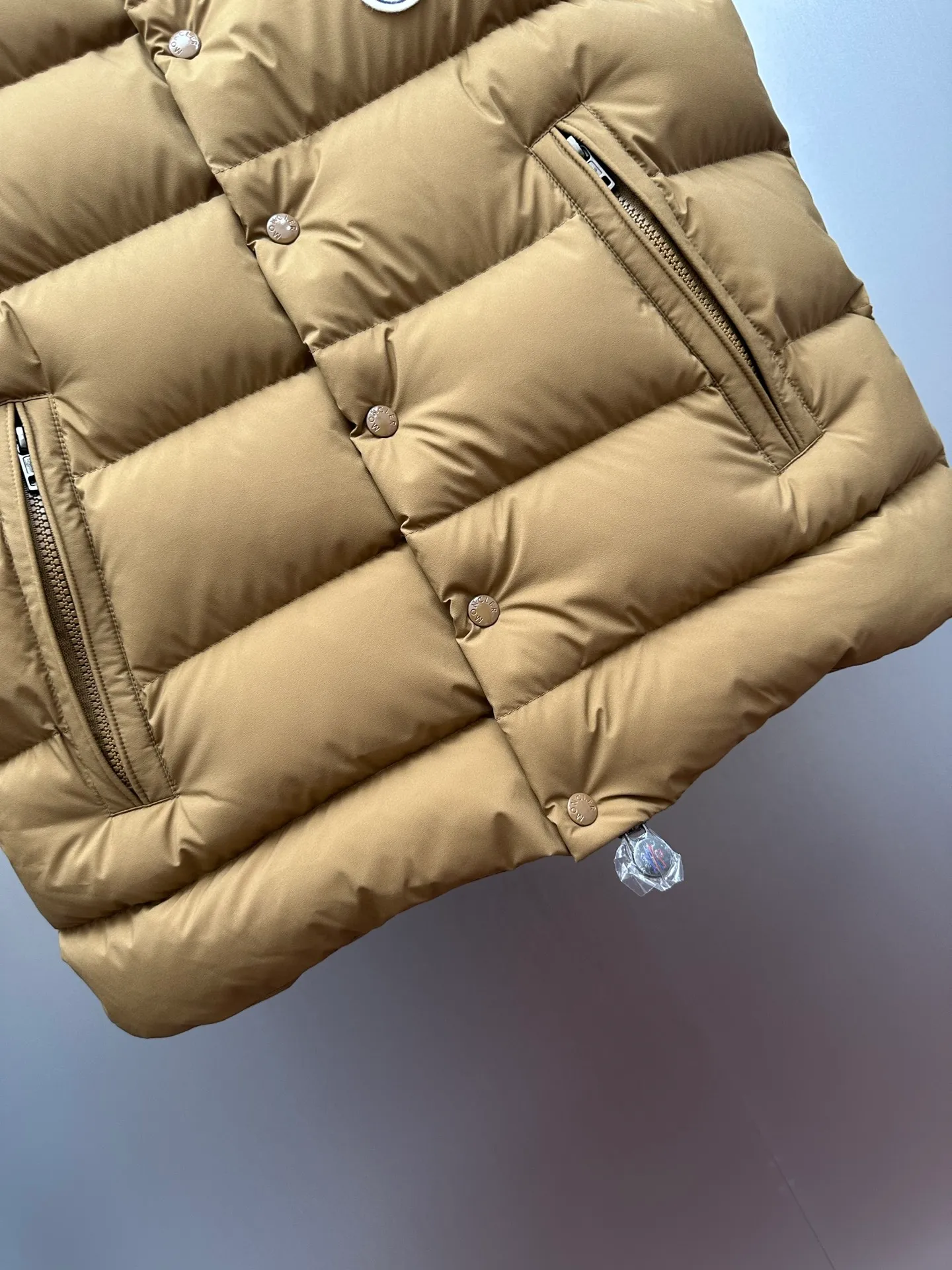P730 Ceiling Invincible light and comfortable fabric Super comfortable fabric! Down filling with full fill power, premium down⬆️Moncler's latest 2025 lightweight fabric, Tibb men's down vest (new matte matte surface), premium and extremely lightweight. 850+ fill power. Tibb men's down vest is a classic Moncler design item, made of lightweight nylon fabric, with eye-catching color matching.  The Tibb men's down vest is a classic Moncler item, inspired by the iconic archival silhouette of the 1980s. Made of longue saison fabric, suitable for seasonal changes. This nylon fabric is lightweight and protective. Details • •Filled with 90 new national standard down that has passed Guangzhou Inspection • Collar with snap buttons • Zipper closure • Zipper pockets • Size reference • Regular fit • Close-fitting shoulders and chest, square waist • Color Black/Khaki Size: 1-5 Couple style