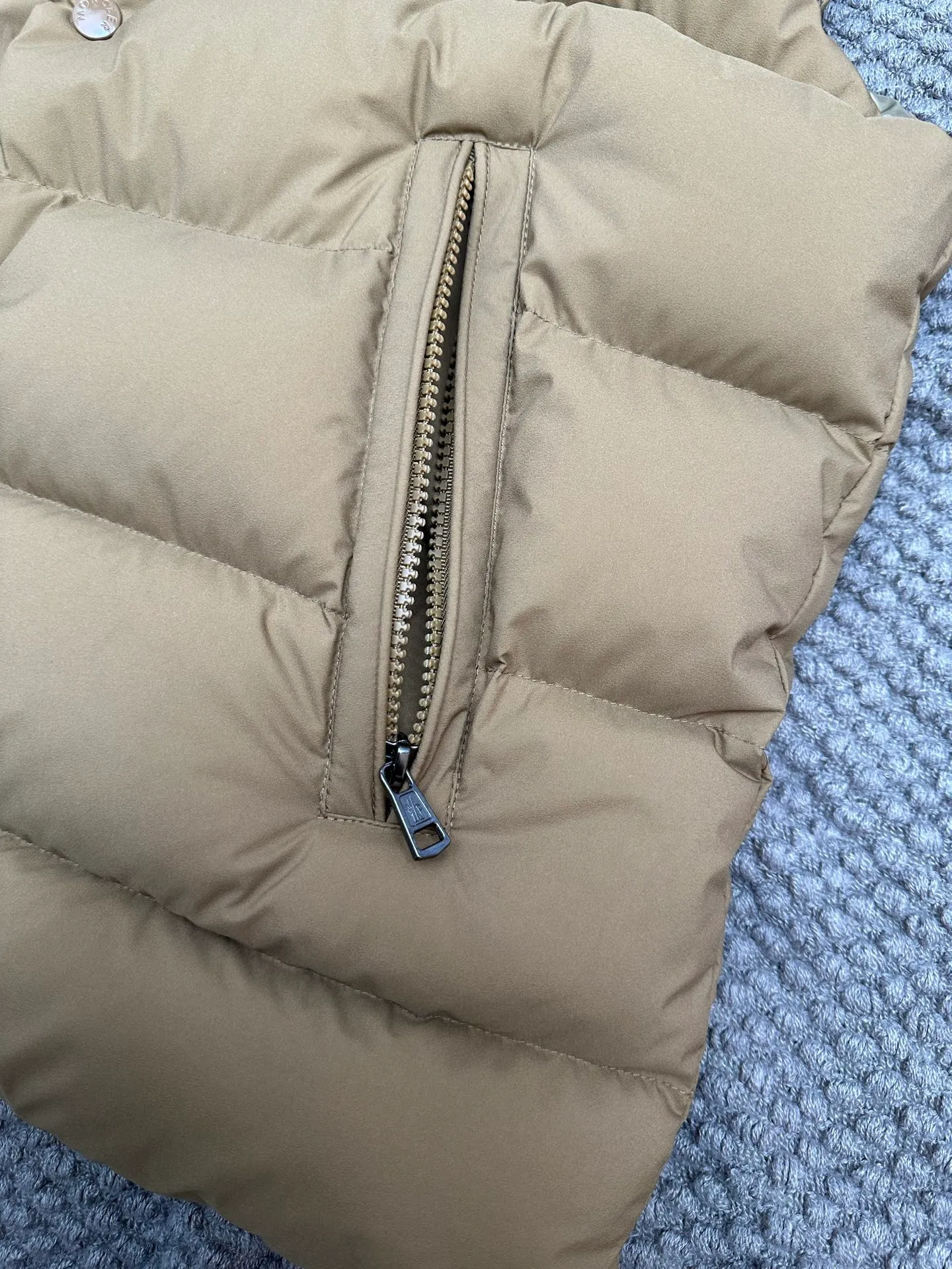 P730 Ceiling Invincible light and comfortable fabric Super comfortable fabric! Down filling with full fill power, premium down⬆️Moncler's latest 2025 lightweight fabric, Tibb men's down vest (new matte matte surface), premium and extremely lightweight. 850+ fill power. Tibb men's down vest is a classic Moncler design item, made of lightweight nylon fabric, with eye-catching color matching.  The Tibb men's down vest is a classic Moncler item, inspired by the iconic archival silhouette of the 1980s. Made of longue saison fabric, suitable for seasonal changes. This nylon fabric is lightweight and protective. Details • •Filled with 90 new national standard down that has passed Guangzhou Inspection • Collar with snap buttons • Zipper closure • Zipper pockets • Size reference • Regular fit • Close-fitting shoulders and chest, square waist • Color Black/Khaki Size: 1-5 Couple style