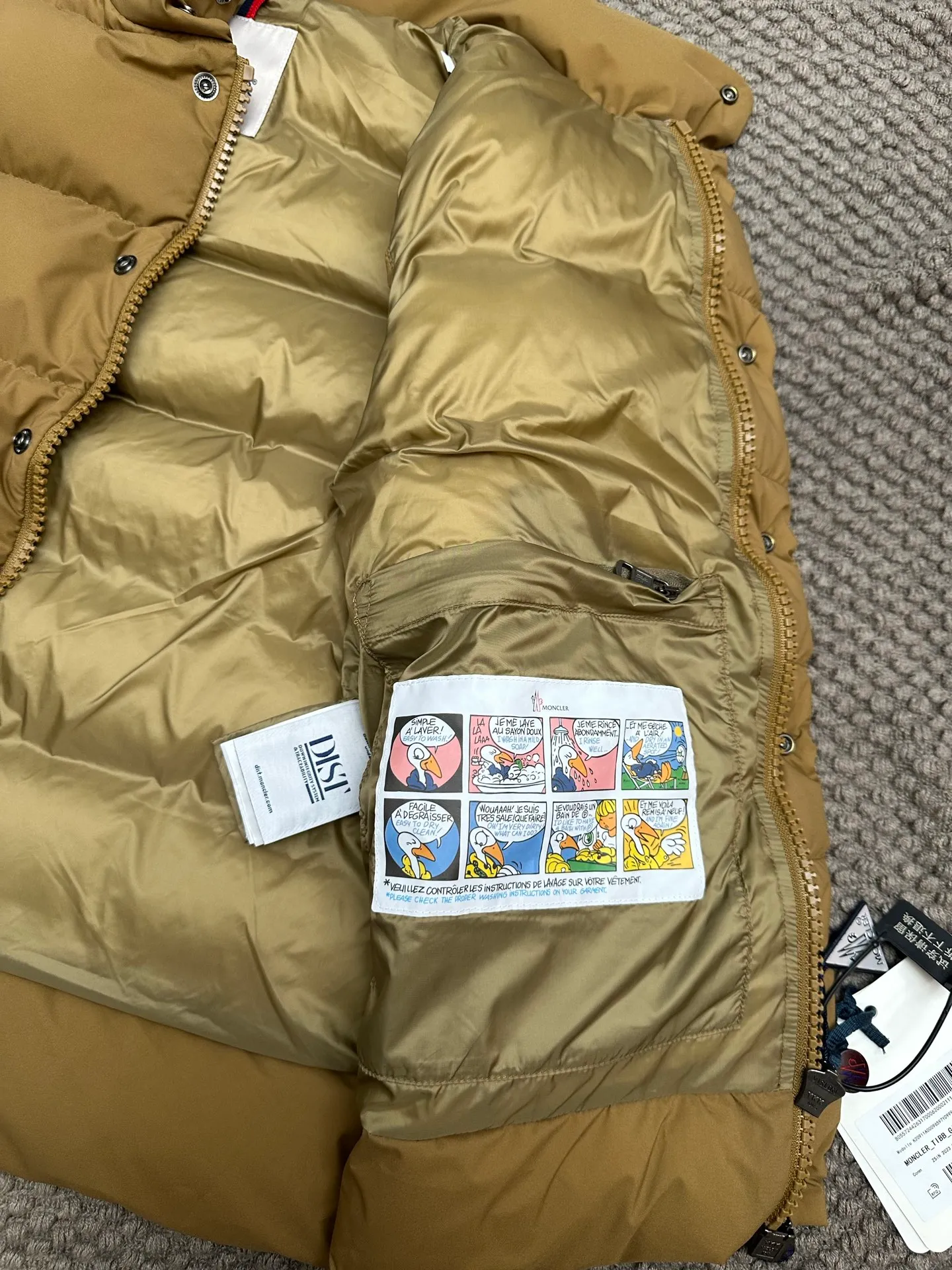 P730 Ceiling Invincible light and comfortable fabric Super comfortable fabric! Down filling with full fill power, premium down⬆️Moncler's latest 2025 lightweight fabric, Tibb men's down vest (new matte matte surface), premium and extremely lightweight. 850+ fill power. Tibb men's down vest is a classic Moncler design item, made of lightweight nylon fabric, with eye-catching color matching.  The Tibb men's down vest is a classic Moncler item, inspired by the iconic archival silhouette of the 1980s. Made of longue saison fabric, suitable for seasonal changes. This nylon fabric is lightweight and protective. Details • •Filled with 90 new national standard down that has passed Guangzhou Inspection • Collar with snap buttons • Zipper closure • Zipper pockets • Size reference • Regular fit • Close-fitting shoulders and chest, square waist • Color Black/Khaki Size: 1-5 Couple style