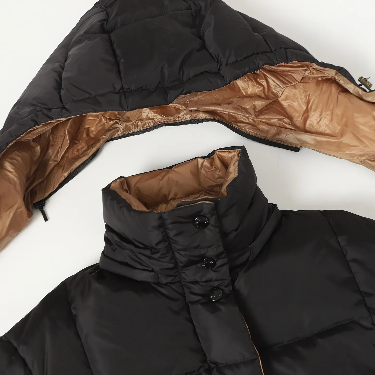 P920 Moncler/Moncler's new Ige hooded women's down jacket is made of longue saison fabric and is suitable for mild weather. This nylon fabric is warm without being bulky. Short design, with a classic hooded silhouette, and a waist design to create a smooth and feminine look. Made of longuesaison fabric. Longuesaison lining. Filled with down. Color: black/coffee Size: 0123