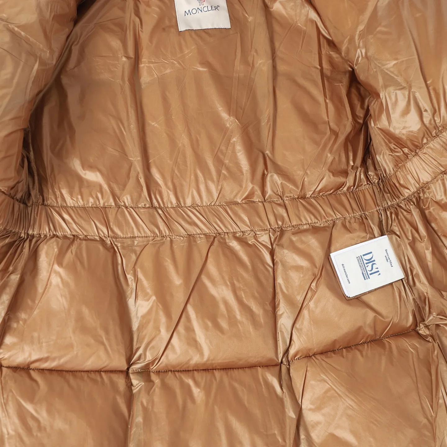 P920 Moncler/Moncler's new Ige hooded women's down jacket is made of longue saison fabric and is suitable for mild weather. This nylon fabric is warm without being bulky. Short design, with a classic hooded silhouette, and a waist design to create a smooth and feminine look. Made of longuesaison fabric. Longuesaison lining. Filled with down. Color: black/coffee Size: 0123
