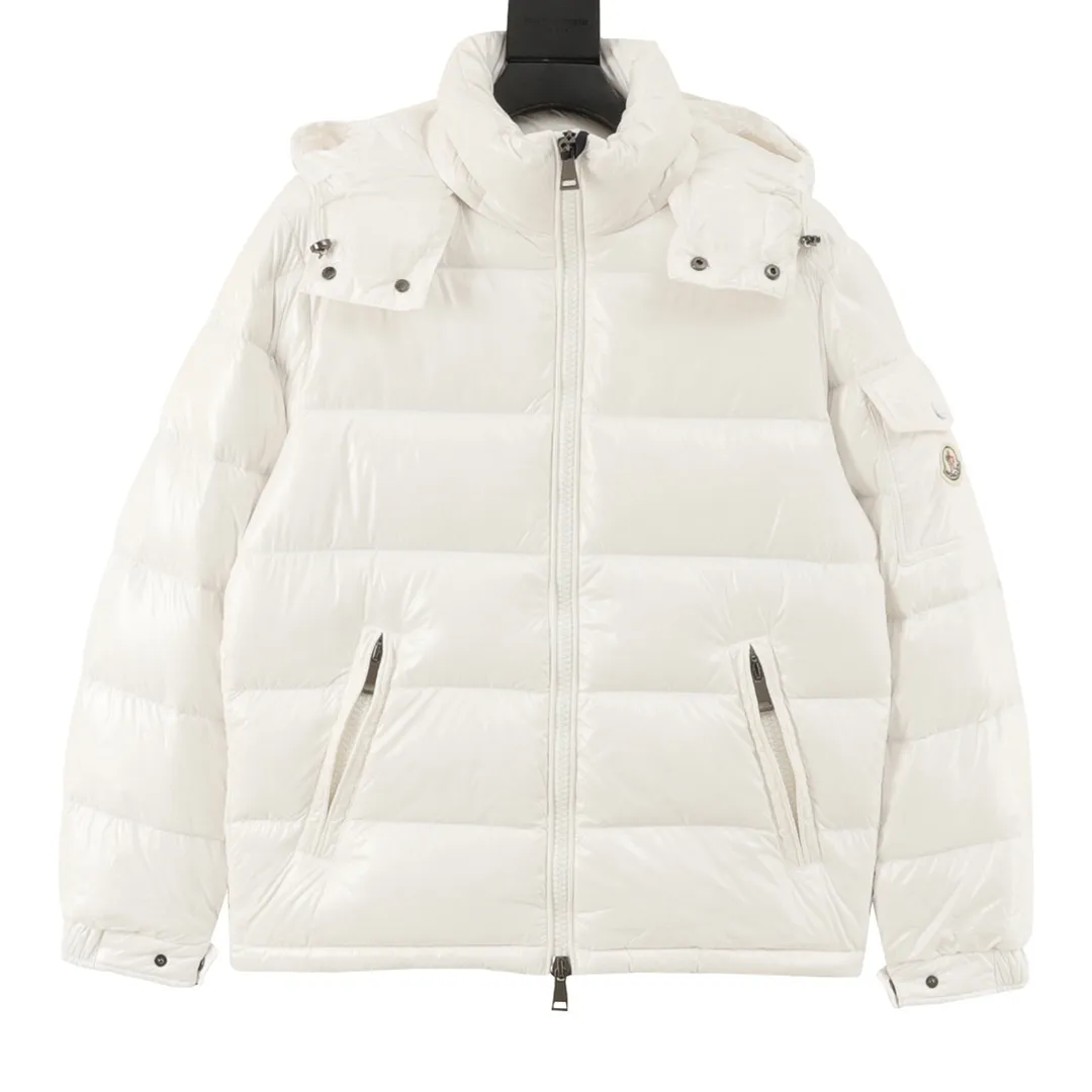 P1020 Moncer/Mengkou Maya Eason Chan Same Style Down Jacket Description: Influenced by the iconic outerwear of the 1980s, the Maya jacket revisits the looks from the Moncler archives with modern style and cutting-edge elements. This is the brand's professional achievement in ski equipment. Whether in terms of sport or style, this high-performance and positive-spirited jacket has all the elements a competitive athlete needs to claim the title. Material process analysis: 1️⃣Original Nfc inductive anti-counterfeiting chip 2️⃣National standard 95% pure white duck down, exclusive use of top-grade down on the market, never false goose down and a series of misunderstandings 3️⃣Fabric: 100% nylon; Lining: 100% nylon, one of the best on the market, everything is customized according to the original version. 4⃣️The electroplated hardware is produced by the original processing factory, all customized by the original factory, and is not a replica of various types on the market. 5⃣️Produced by a certain Lang factory, it has always been unambiguous in terms of quality. Everyone knows about the workmanship, QA and Qc quality inspection of the workers when shipping from large factories. It is not comparable to small factories in the market. Conclusion: Bosses are welcome to compare. The top mask engraving leader in the country has always insisted on product craftsmanship, materials and quality control! ! SUZE:0-3
