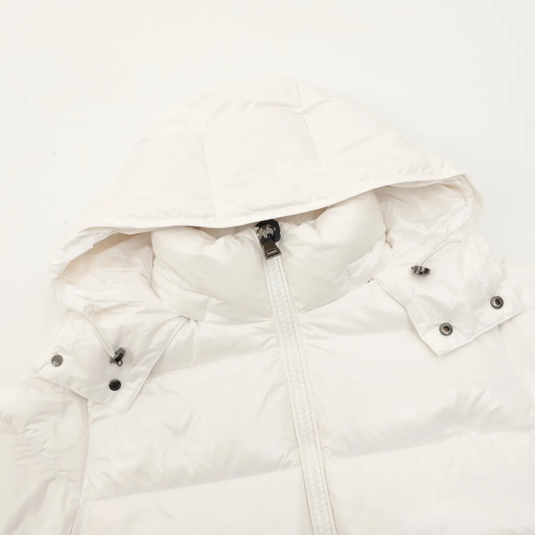P1020 Moncer/Mengkou Maya Eason Chan Same Style Down Jacket Description: Influenced by the iconic outerwear of the 1980s, the Maya jacket revisits the looks from the Moncler archives with modern style and cutting-edge elements. This is the brand's professional achievement in ski equipment. Whether in terms of sport or style, this high-performance and positive-spirited jacket has all the elements a competitive athlete needs to claim the title. Material process analysis: 1️⃣Original Nfc inductive anti-counterfeiting chip 2️⃣National standard 95% pure white duck down, exclusive use of top-grade down on the market, never false goose down and a series of misunderstandings 3️⃣Fabric: 100% nylon; Lining: 100% nylon, one of the best on the market, everything is customized according to the original version. 4⃣️The electroplated hardware is produced by the original processing factory, all customized by the original factory, and is not a replica of various types on the market. 5⃣️Produced by a certain Lang factory, it has always been unambiguous in terms of quality. Everyone knows about the workmanship, QA and Qc quality inspection of the workers when shipping from large factories. It is not comparable to small factories in the market. Conclusion: Bosses are welcome to compare. The top mask engraving leader in the country has always insisted on product craftsmanship, materials and quality control! ! SUZE:0-3
