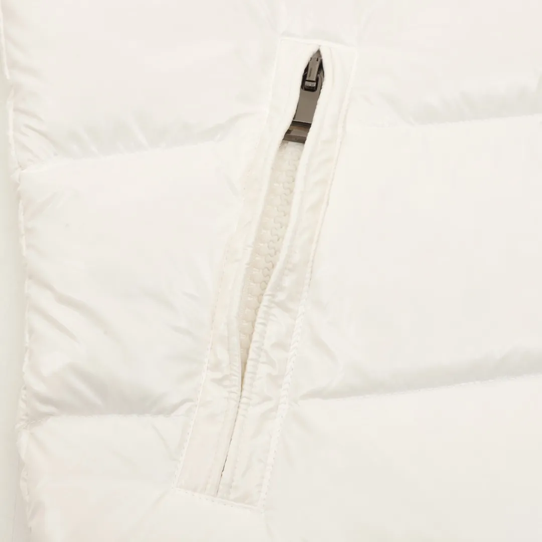 P1020 Moncer/Mengkou Maya Eason Chan Same Style Down Jacket Description: Influenced by the iconic outerwear of the 1980s, the Maya jacket revisits the looks from the Moncler archives with modern style and cutting-edge elements. This is the brand's professional achievement in ski equipment. Whether in terms of sport or style, this high-performance and positive-spirited jacket has all the elements a competitive athlete needs to claim the title. Material process analysis: 1️⃣Original Nfc inductive anti-counterfeiting chip 2️⃣National standard 95% pure white duck down, exclusive use of top-grade down on the market, never false goose down and a series of misunderstandings 3️⃣Fabric: 100% nylon; Lining: 100% nylon, one of the best on the market, everything is customized according to the original version. 4⃣️The electroplated hardware is produced by the original processing factory, all customized by the original factory, and is not a replica of various types on the market. 5⃣️Produced by a certain Lang factory, it has always been unambiguous in terms of quality. Everyone knows about the workmanship, QA and Qc quality inspection of the workers when shipping from large factories. It is not comparable to small factories in the market. Conclusion: Bosses are welcome to compare. The top mask engraving leader in the country has always insisted on product craftsmanship, materials and quality control! ! SUZE:0-3