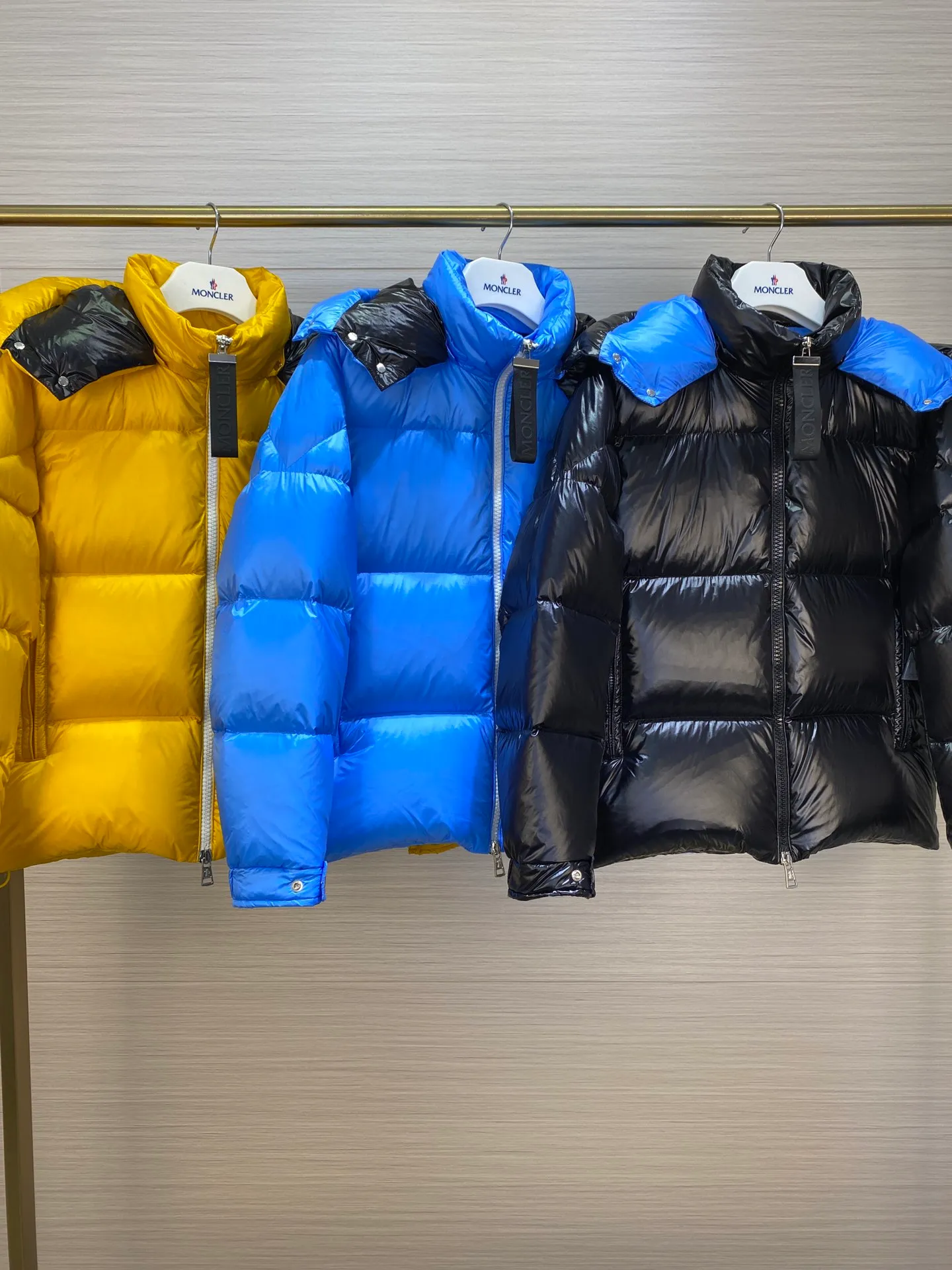 P880 Moncler Liu Haoran star's same style bread suit for couples, the fabric is imported from Korea🇰🇷, waterproof, windproof and wear-resistant🐮‼ ️, so the fabric must be very soft and thick as expected. 🤓🤓The sleeves are equipped with the iconic Moncler logo👏🏼, the hat is removable🧢, and the hat is decorated with a circle, echoing the brand's fashion trend‼ ️. Regular cuffs for warmth and comfort. ☺️☺️The cold protection index is minus 15-25℃🥶It is enough to wear in the winter of minus 30-40℃ in Toronto! ! ! Provide you with the best protection in cold weather. 🥳 Color: Black, Blue, Yellow, Size: 1 2 3 4 5