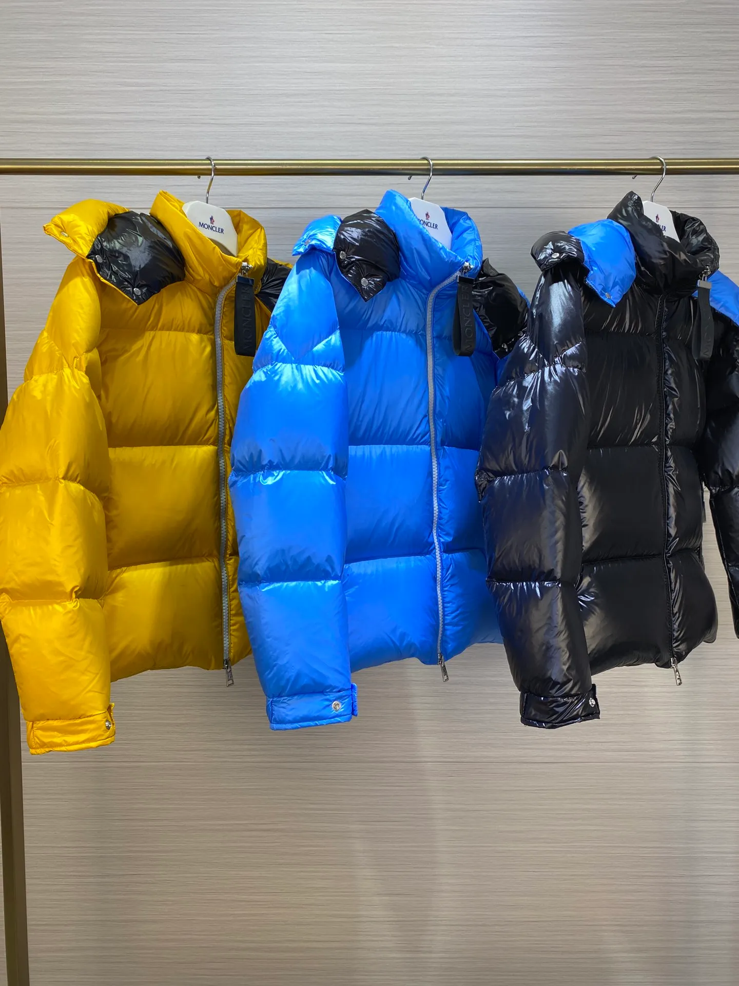 P880 Moncler Liu Haoran star's same style bread suit for couples, the fabric is imported from Korea🇰🇷, waterproof, windproof and wear-resistant🐮‼ ️, so the fabric must be very soft and thick as expected. 🤓🤓The sleeves are equipped with the iconic Moncler logo👏🏼, the hat is removable🧢, and the hat is decorated with a circle, echoing the brand's fashion trend‼ ️. Regular cuffs for warmth and comfort. ☺️☺️The cold protection index is minus 15-25℃🥶It is enough to wear in the winter of minus 30-40℃ in Toronto! ! ! Provide you with the best protection in cold weather. 🥳 Color: Black, Blue, Yellow, Size: 1 2 3 4 5