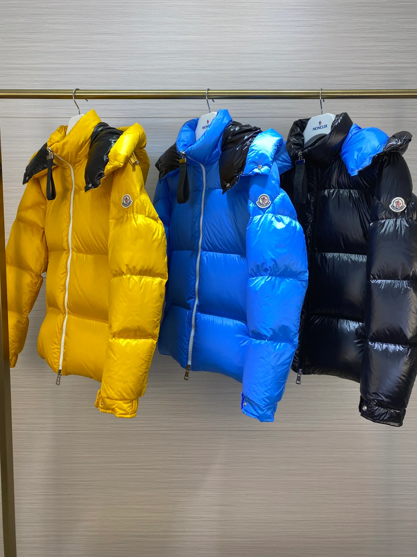 P880 Moncler Liu Haoran star's same style bread suit for couples, the fabric is imported from Korea🇰🇷, waterproof, windproof and wear-resistant🐮‼ ️, so the fabric must be very soft and thick as expected. 🤓🤓The sleeves are equipped with the iconic Moncler logo👏🏼, the hat is removable🧢, and the hat is decorated with a circle, echoing the brand's fashion trend‼ ️. Regular cuffs for warmth and comfort. ☺️☺️The cold protection index is minus 15-25℃🥶It is enough to wear in the winter of minus 30-40℃ in Toronto! ! ! Provide you with the best protection in cold weather. 🥳 Color: Black, Blue, Yellow, Size: 1 2 3 4 5
