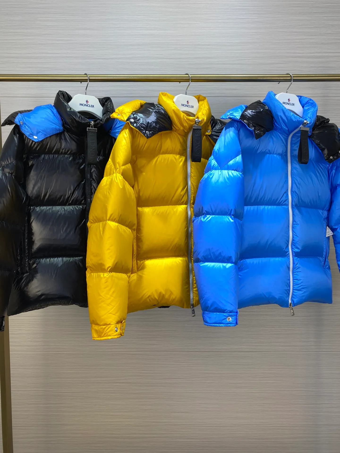 P880 Moncler Liu Haoran star's same style bread suit for couples, the fabric is imported from Korea🇰🇷, waterproof, windproof and wear-resistant🐮‼ ️, so the fabric must be very soft and thick as expected. 🤓🤓The sleeves are equipped with the iconic Moncler logo👏🏼, the hat is removable🧢, and the hat is decorated with a circle, echoing the brand's fashion trend‼ ️. Regular cuffs for warmth and comfort. ☺️☺️The cold protection index is minus 15-25℃🥶It is enough to wear in the winter of minus 30-40℃ in Toronto! ! ! Provide you with the best protection in cold weather. 🥳 Color: Black, Blue, Yellow, Size: 1 2 3 4 5