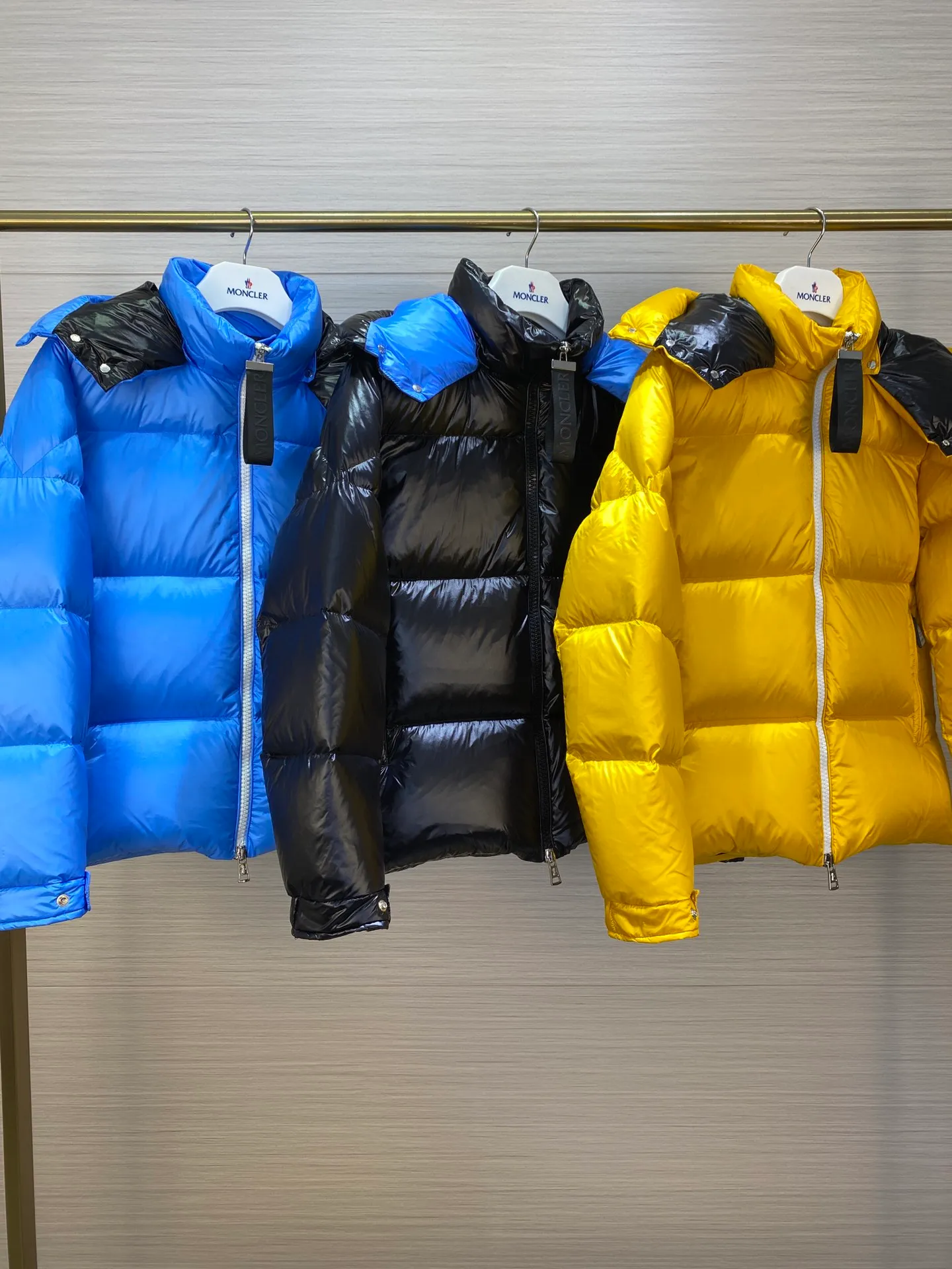 P880 Moncler Liu Haoran star's same style bread suit for couples, the fabric is imported from Korea🇰🇷, waterproof, windproof and wear-resistant🐮‼ ️, so the fabric must be very soft and thick as expected. 🤓🤓The sleeves are equipped with the iconic Moncler logo👏🏼, the hat is removable🧢, and the hat is decorated with a circle, echoing the brand's fashion trend‼ ️. Regular cuffs for warmth and comfort. ☺️☺️The cold protection index is minus 15-25℃🥶It is enough to wear in the winter of minus 30-40℃ in Toronto! ! ! Provide you with the best protection in cold weather. 🥳 Color: Black, Blue, Yellow, Size: 1 2 3 4 5
