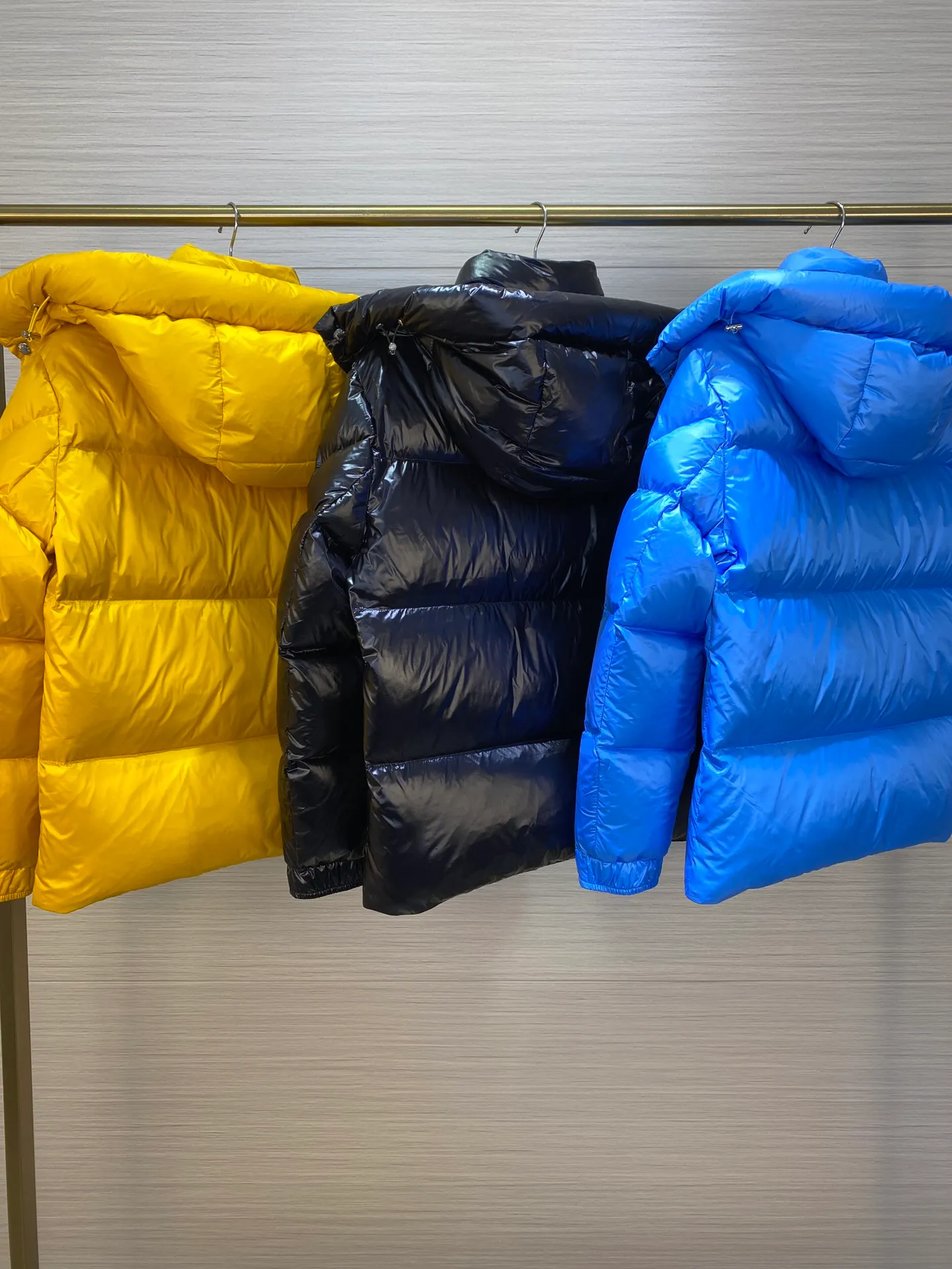 P880 Moncler Liu Haoran star's same style bread suit for couples, the fabric is imported from Korea🇰🇷, waterproof, windproof and wear-resistant🐮‼ ️, so the fabric must be very soft and thick as expected. 🤓🤓The sleeves are equipped with the iconic Moncler logo👏🏼, the hat is removable🧢, and the hat is decorated with a circle, echoing the brand's fashion trend‼ ️. Regular cuffs for warmth and comfort. ☺️☺️The cold protection index is minus 15-25℃🥶It is enough to wear in the winter of minus 30-40℃ in Toronto! ! ! Provide you with the best protection in cold weather. 🥳 Color: Black, Blue, Yellow, Size: 1 2 3 4 5