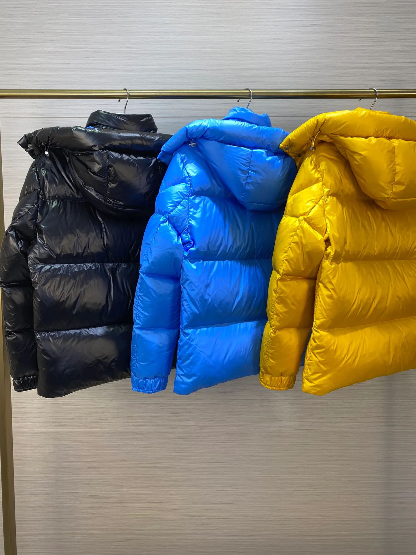 P880 Moncler Liu Haoran star's same style bread suit for couples, the fabric is imported from Korea🇰🇷, waterproof, windproof and wear-resistant🐮‼ ️, so the fabric must be very soft and thick as expected. 🤓🤓The sleeves are equipped with the iconic Moncler logo👏🏼, the hat is removable🧢, and the hat is decorated with a circle, echoing the brand's fashion trend‼ ️. Regular cuffs for warmth and comfort. ☺️☺️The cold protection index is minus 15-25℃🥶It is enough to wear in the winter of minus 30-40℃ in Toronto! ! ! Provide you with the best protection in cold weather. 🥳 Color: Black, Blue, Yellow, Size: 1 2 3 4 5
