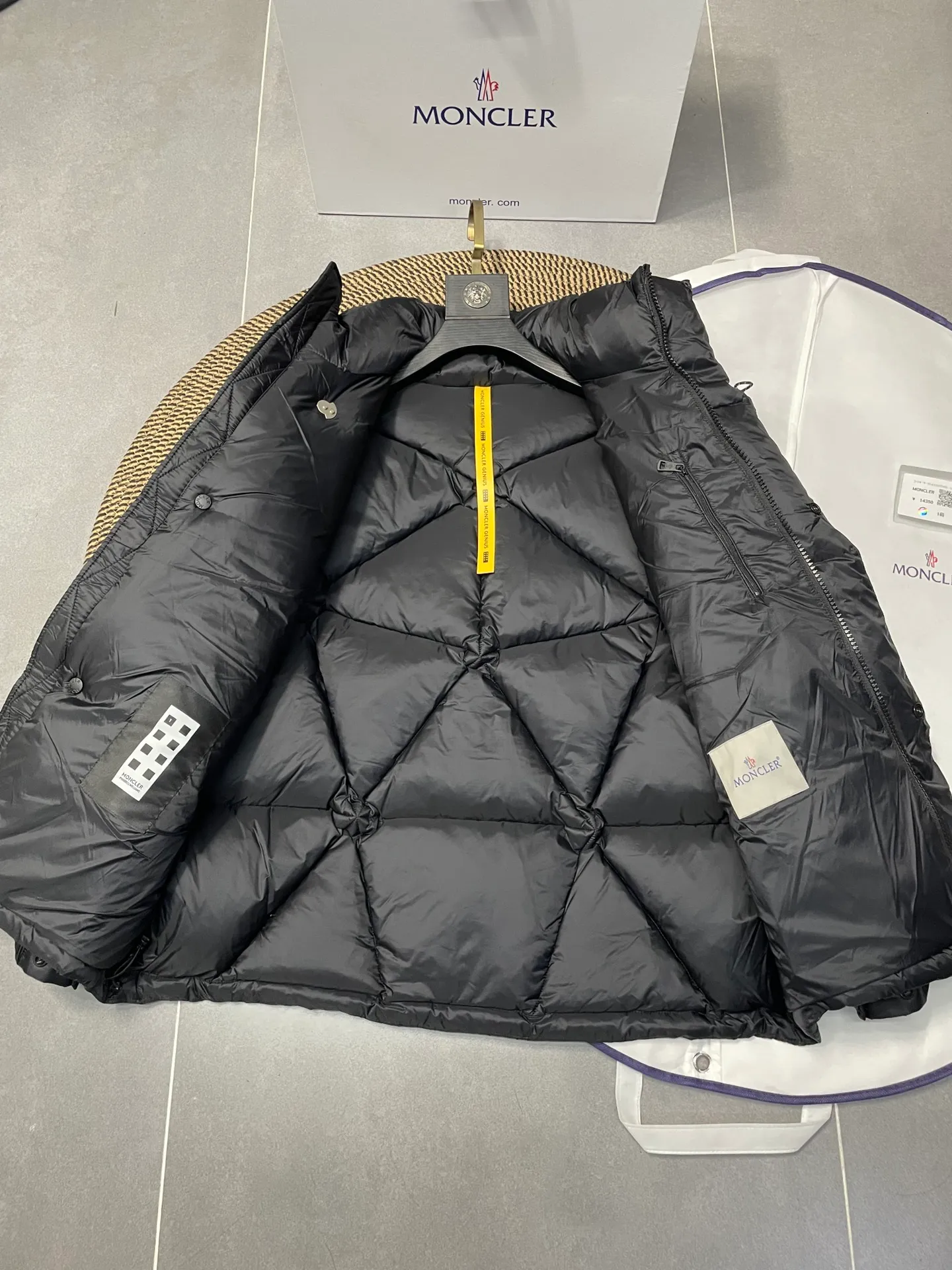P960 Fei Dong collaborates with Moncler. Moncler once again joins hands with Pharrell Williams to create a joint series. The top 90 white duck I chose this time is the Moncler Genius product line. This Oak jacket is made of technical nylon, equipped with snap pockets and down padding to create the best warmth. The unique triangular car line will create a more artistic visual effect as a whole. The solid color dress is only decorated with LOGO on the chest and arms, which will not be too public while retaining the joint identity. It is also very versatile when paired together. This design technique has also appeared many times in Fei Dong’s joint brands, which is quite recognizable. Size: 1-5