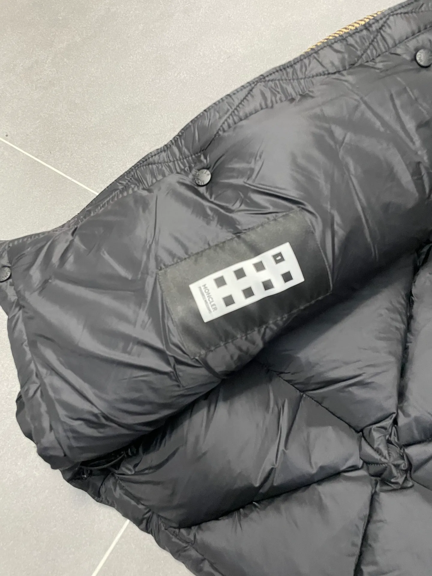 P960 Fei Dong collaborates with Moncler. Moncler once again joins hands with Pharrell Williams to create a joint series. The top 90 white duck I chose this time is the Moncler Genius product line. This Oak jacket is made of technical nylon, equipped with snap pockets and down padding to create the best warmth. The unique triangular car line will create a more artistic visual effect as a whole. The solid color dress is only decorated with LOGO on the chest and arms, which will not be too public while retaining the joint identity. It is also very versatile when paired together. This design technique has also appeared many times in Fei Dong’s joint brands, which is quite recognizable. Size: 1-5