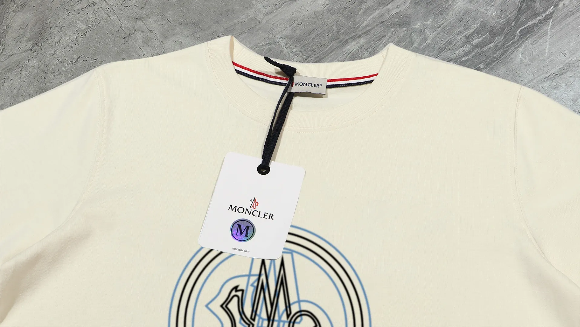 P210 High-version sweatshirt) [Long-term stock] 〖𝐌𝐎𝐍𝐂𝐋𝐄𝐑~Mask〗 Made of 440g heavy-weight fabric. It is different from the market currency. It can be matched with any variety and is properly handsome. 😎The whole dress is made of double waistcoats. The double waistcoats make the whole dress more three-dimensional. Not ordinary factories can do such fine work. 2025 Spring runway version of the T stage, on sale at the counter, round neck terry sweatshirt, high-end double-strand pure cotton, custom-made stretch ribs, dyed in the same vat, complete with three standards, matched with exquisite embroidered LOGO on the chest, simple and advanced, same style for men and women. Color: black, apricot, white, size: S M L XL 2XL
