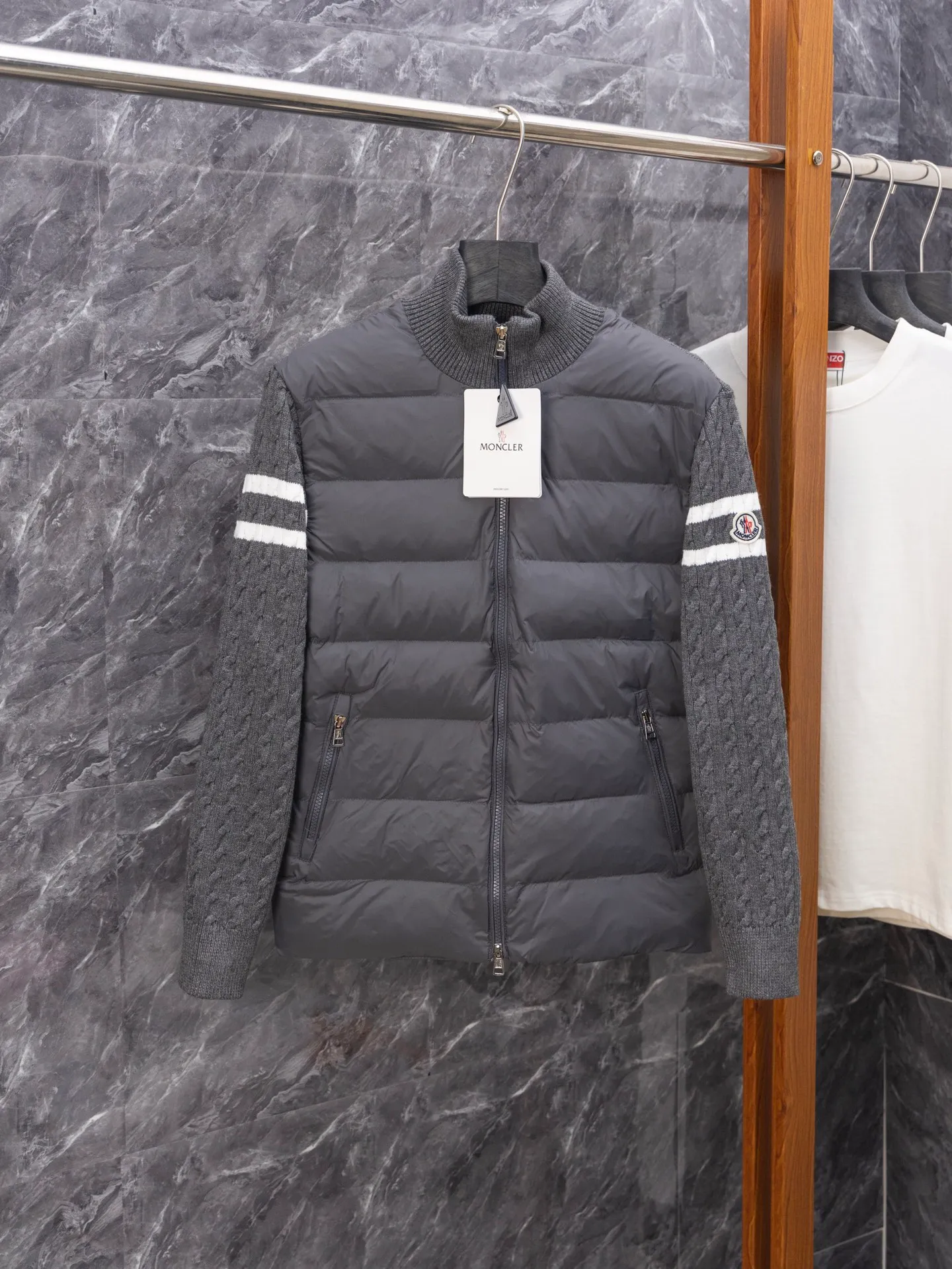 P530 Model No. J0140 MONCLER Covered Armband Knitted Down Jacket Made of 460g terry fabric with clear lines. Original order customization 1:1 with smooth and delicate lines. Better hand feel. Not easy to deform, not easy to shrink, not easy to fade. Maintains long-lasting beauty. Color Black Gray Size S-XL