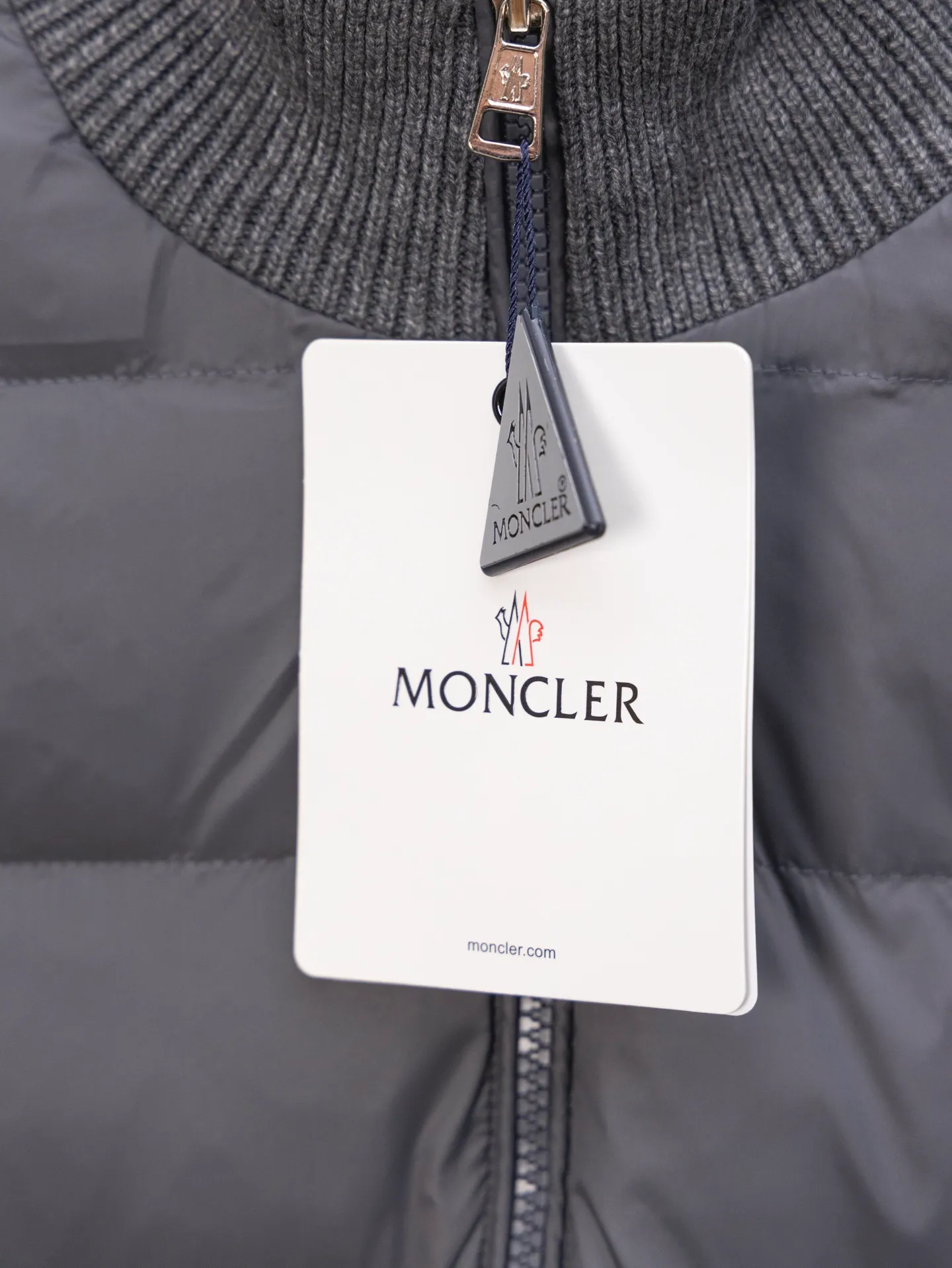 P530 Model No. J0140 MONCLER Covered Armband Knitted Down Jacket Made of 460g terry fabric with clear lines. Original order customization 1:1 with smooth and delicate lines. Better hand feel. Not easy to deform, not easy to shrink, not easy to fade. Maintains long-lasting beauty. Color Black Gray Size S-XL