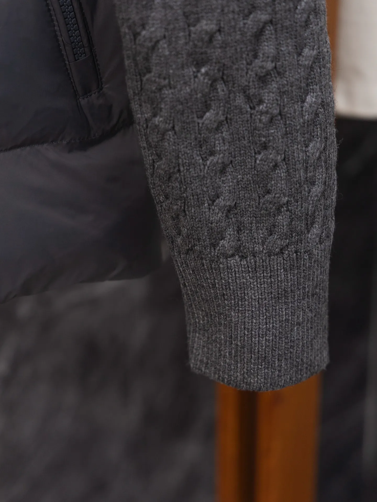 P530 Model No. J0140 MONCLER Covered Armband Knitted Down Jacket Made of 460g terry fabric with clear lines. Original order customization 1:1 with smooth and delicate lines. Better hand feel. Not easy to deform, not easy to shrink, not easy to fade. Maintains long-lasting beauty. Color Black Gray Size S-XL
