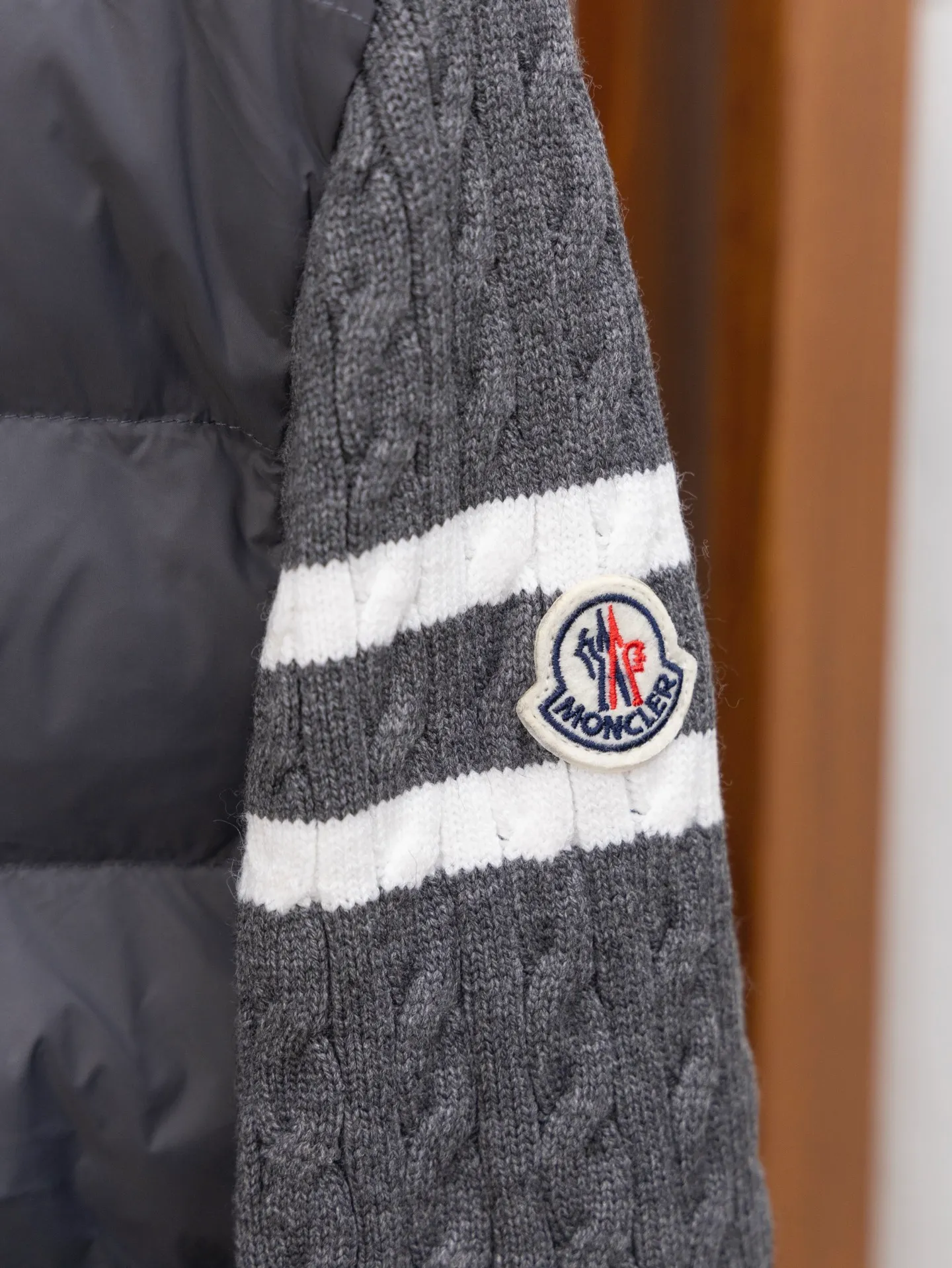 P530 Model No. J0140 MONCLER Covered Armband Knitted Down Jacket Made of 460g terry fabric with clear lines. Original order customization 1:1 with smooth and delicate lines. Better hand feel. Not easy to deform, not easy to shrink, not easy to fade. Maintains long-lasting beauty. Color Black Gray Size S-XL